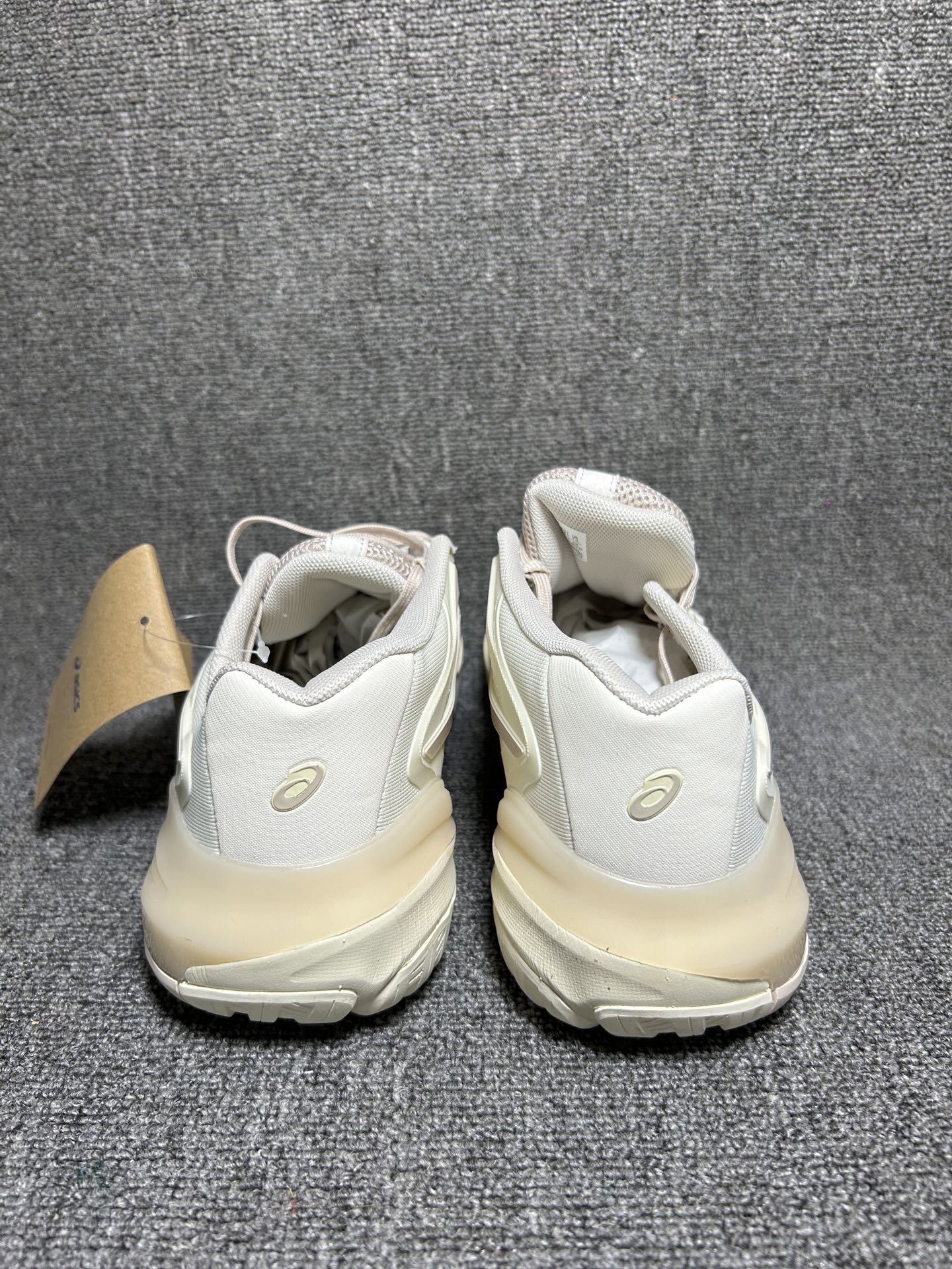 💰💰165
Asics Court FF 3 织物合成革 防滑耐磨透气 低帮 网球鞋
COURT FF 3鞋面采用PU支撑裁片,提供了横向和纵向移动的灵活性的同时提升了足部移动时的稳定性;袜套式鞋口设计,提供很好的包裹性;分离式中足稳定片,改善扭转刚度,增加制动力和推进力;分离式后掌,增大触地面积之余,能够减少滑步耗时,降低身体负荷。
货号:1042A279-101
尺码:36-47 含半码