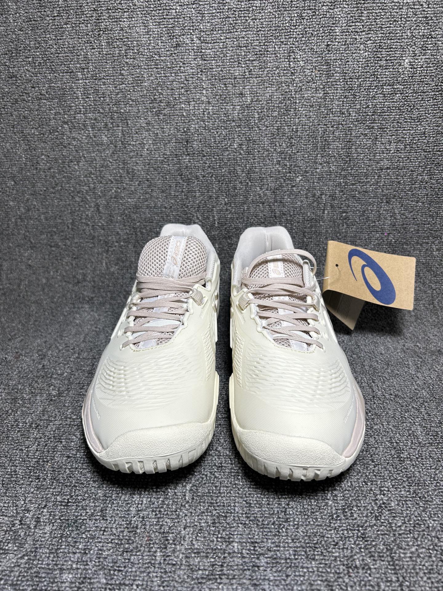 💰💰165
Asics Court FF 3 织物合成革 防滑耐磨透气 低帮 网球鞋
COURT FF 3鞋面采用PU支撑裁片,提供了横向和纵向移动的灵活性的同时提升了足部移动时的稳定性;袜套式鞋口设计,提供很好的包裹性;分离式中足稳定片,改善扭转刚度,增加制动力和推进力;分离式后掌,增大触地面积之余,能够减少滑步耗时,降低身体负荷。
货号:1042A279-101
尺码:36-47 含半码