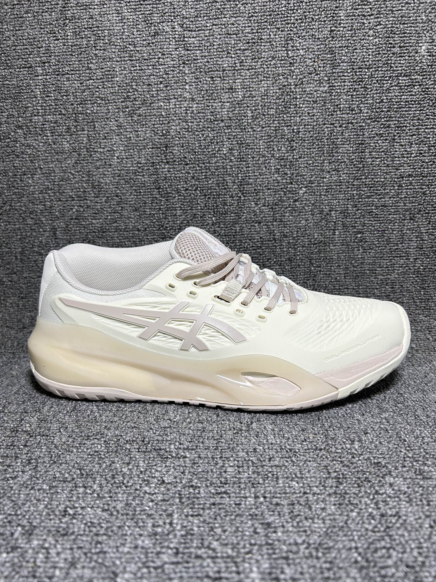 💰💰165
Asics Court FF 3 织物合成革 防滑耐磨透气 低帮 网球鞋 
COURT FF 3鞋面采用PU支撑裁片，提供了横向和纵向移动的灵活性的同时提升了足部移动时的稳定性；袜套式鞋口设计，提供很好的包裹性；分离式中足稳定片，改善扭转刚度，增加制动力和推进力；分离式后掌，增大触地面积之余，能够减少滑步耗时，降低身体负荷。
货号：1042A279-101
尺码：36-47 含半码