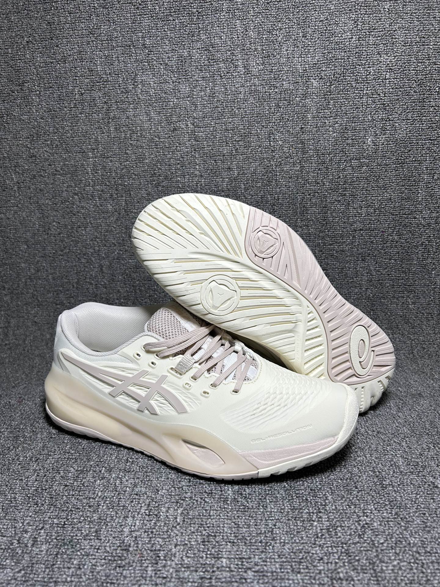 💰💰165
Asics Court FF 3 织物合成革 防滑耐磨透气 低帮 网球鞋
COURT FF 3鞋面采用PU支撑裁片,提供了横向和纵向移动的灵活性的同时提升了足部移动时的稳定性;袜套式鞋口设计,提供很好的包裹性;分离式中足稳定片,改善扭转刚度,增加制动力和推进力;分离式后掌,增大触地面积之余,能够减少滑步耗时,降低身体负荷。
货号:1042A279-101
尺码:36-47 含半码