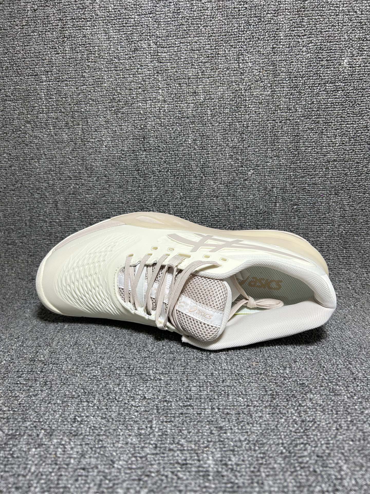 💰💰165
Asics Court FF 3 织物合成革 防滑耐磨透气 低帮 网球鞋
COURT FF 3鞋面采用PU支撑裁片,提供了横向和纵向移动的灵活性的同时提升了足部移动时的稳定性;袜套式鞋口设计,提供很好的包裹性;分离式中足稳定片,改善扭转刚度,增加制动力和推进力;分离式后掌,增大触地面积之余,能够减少滑步耗时,降低身体负荷。
货号:1042A279-101
尺码:36-47 含半码