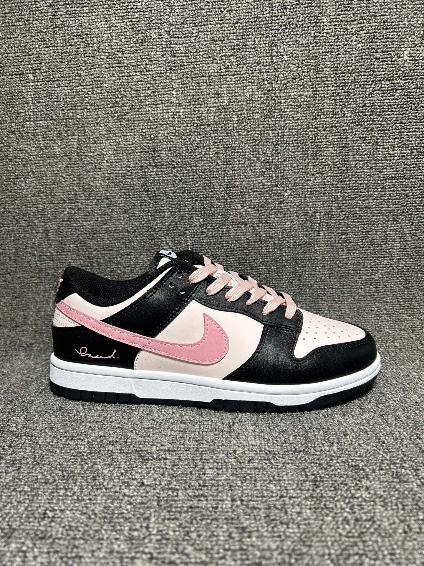 💰💰210
Nike Dunk Low 芝樱
粉若初绽芝樱，温柔包裹足尖，诉说着夏日湖畔的浪漫；黑如沉静富士，勾勒出标志性的刚毅轮廓，暗藏山峦的永恒力量。侧畔那抹樱粉“Sakura”刺绣，是风中轻舞的樱花之魂，是樱吹雪落下的签名。让粉与黑的碰撞，演绎又甜又飒的双面魅力。每一步，都是对富士山下芝樱花海的诗意奔赴，既是风景，亦是心境。
货号: CW1590-100
Size: 35.5 36 36.5 37.5 38 38.5 39 40