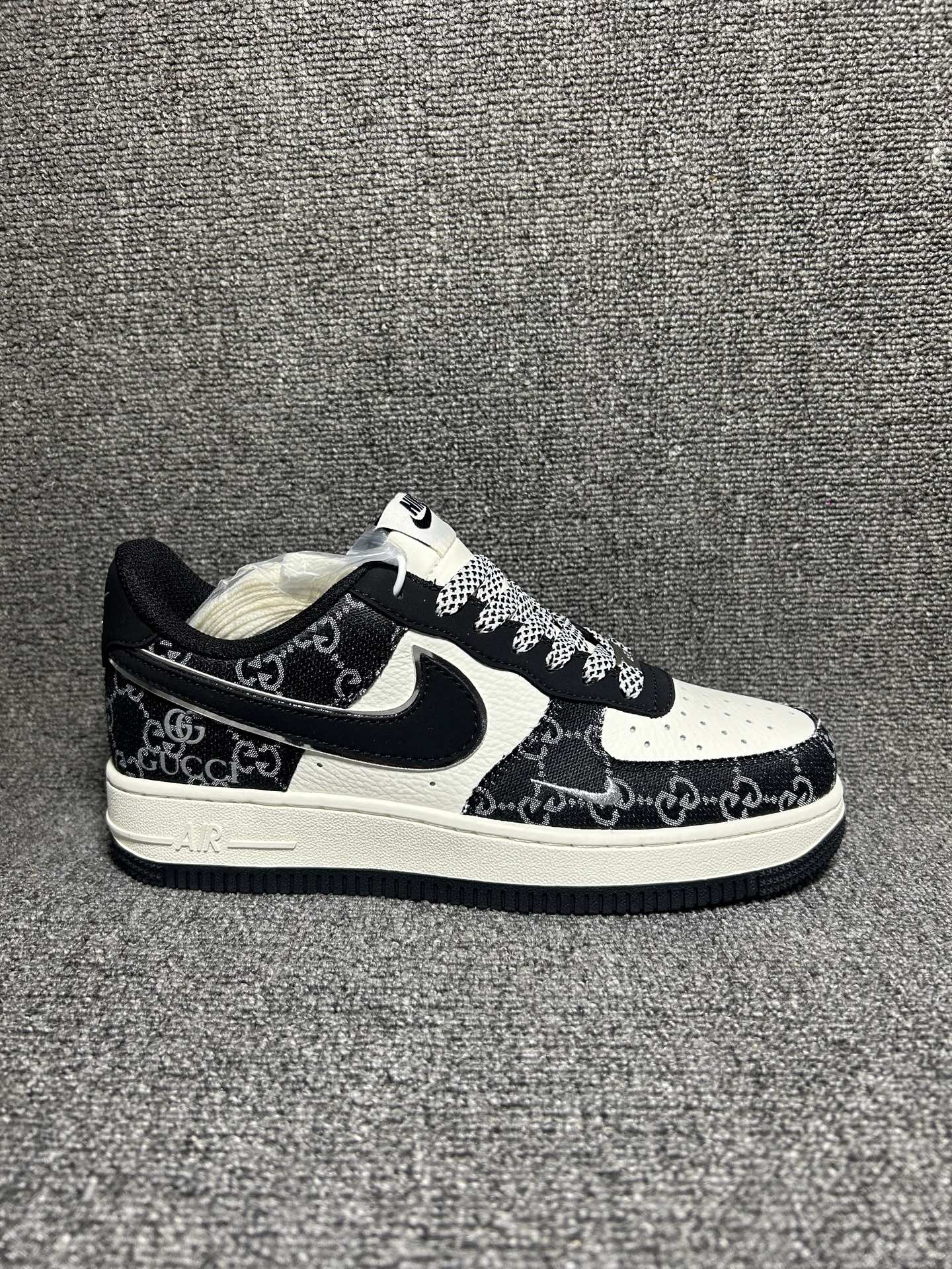 💰💰220
Air Force 1联名Gucci直接炸场！黑白经典配色搭满印双G老花，奢华感与街头风碰撞出独特魅力，标志性空军一号鞋型自带气场，皮质鞋面质感高级，气垫中底脚感超赞。不管是搭配休闲装还是潮牌单品，都能轻松打造高街造型，潮人必备款！
货号：MM3399-810
Size：36 36.5 37.5 38 38.5 39 40 40.5 41 42 42.5 43 44 44.5 45