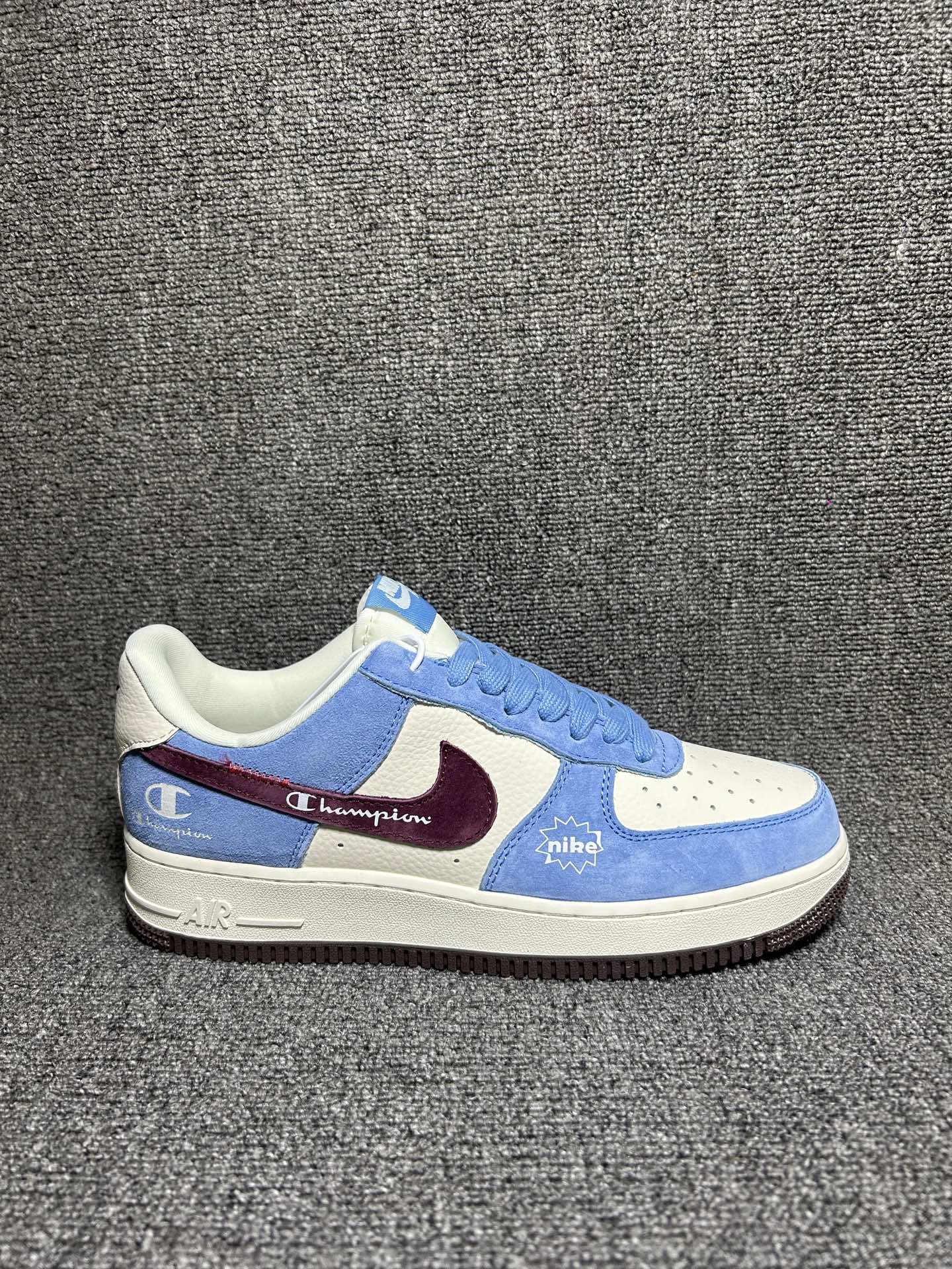 💰💰220
美式复古潮流！Nike Air Force 1 Low（冠军联名）空军一号 爆款高端定制
采用白、浅蓝、酒红三色拼接，营造清新复古的视觉效果，契合当下潮流审美。
鞋身主体为白色荔枝纹皮革，鞋头与鞋帮部分使用浅蓝麂皮，质感层次分明。
酒红色Swoosh上印有Champion品牌标识，后跟与鞋身侧面也点缀了冠军的经典“C”标与品牌字样，强化联名！
浅蓝麂皮撞色酒红，街头氛围感直接拉满，自带潮流buff！
货号：BK1916-010
Size：36 36.5 37.5 38 38.5 39 40 40.5 41 42 42.5 43 44 44.5 45