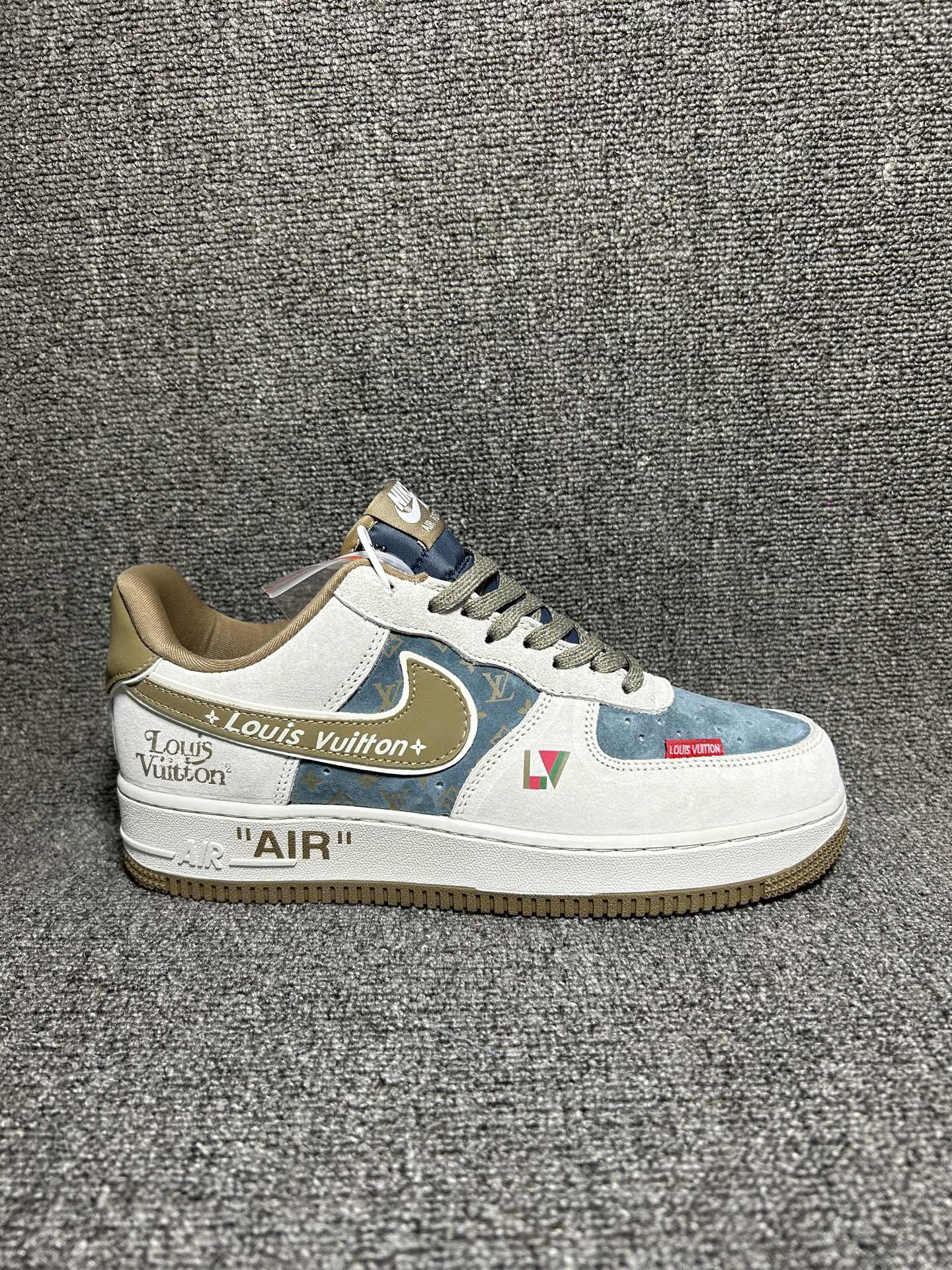 💰💰220
LV联名款AF1简直是潮奢天花板！米白配雾霾蓝的低饱和配色高级感拉满，鞋身LV经典老花与刺绣标识细节满满，麂皮材质触感细腻。经典空军一号鞋型搭配全掌Air气垫，兼顾颜值与脚感，日常搭配西装、休闲装都超搭，潮人必备的奢潮单品！
货号：DD1982-346
Size：36 36.5 37.5 38 38.5 39 40 40.5 41 42 42.5 43 44 44.5 45
