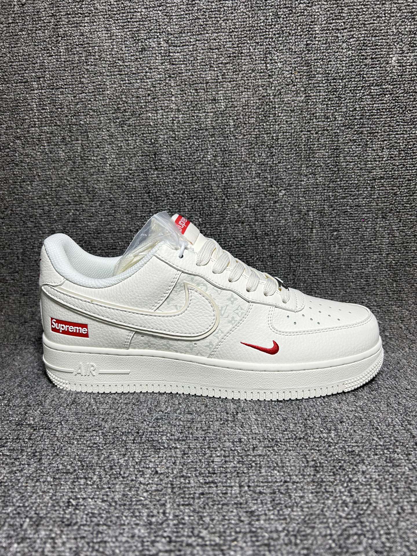 💰💰220
🤍纯白暴击 Supreme联名 AIR FORCE 1 Supreme联名款，纯白鞋身暗藏LV老花压纹，红色小标+迷你Swoosh点缀细节。全掌Air气垫+经典厚底，街头属性拉满，潮流玩家必入的收藏级神鞋！
货号：MM3399-815
Size：36 36.5 37.5 38 38.5 39 40 40.5 41 42 42.5 43 44 44.5 45