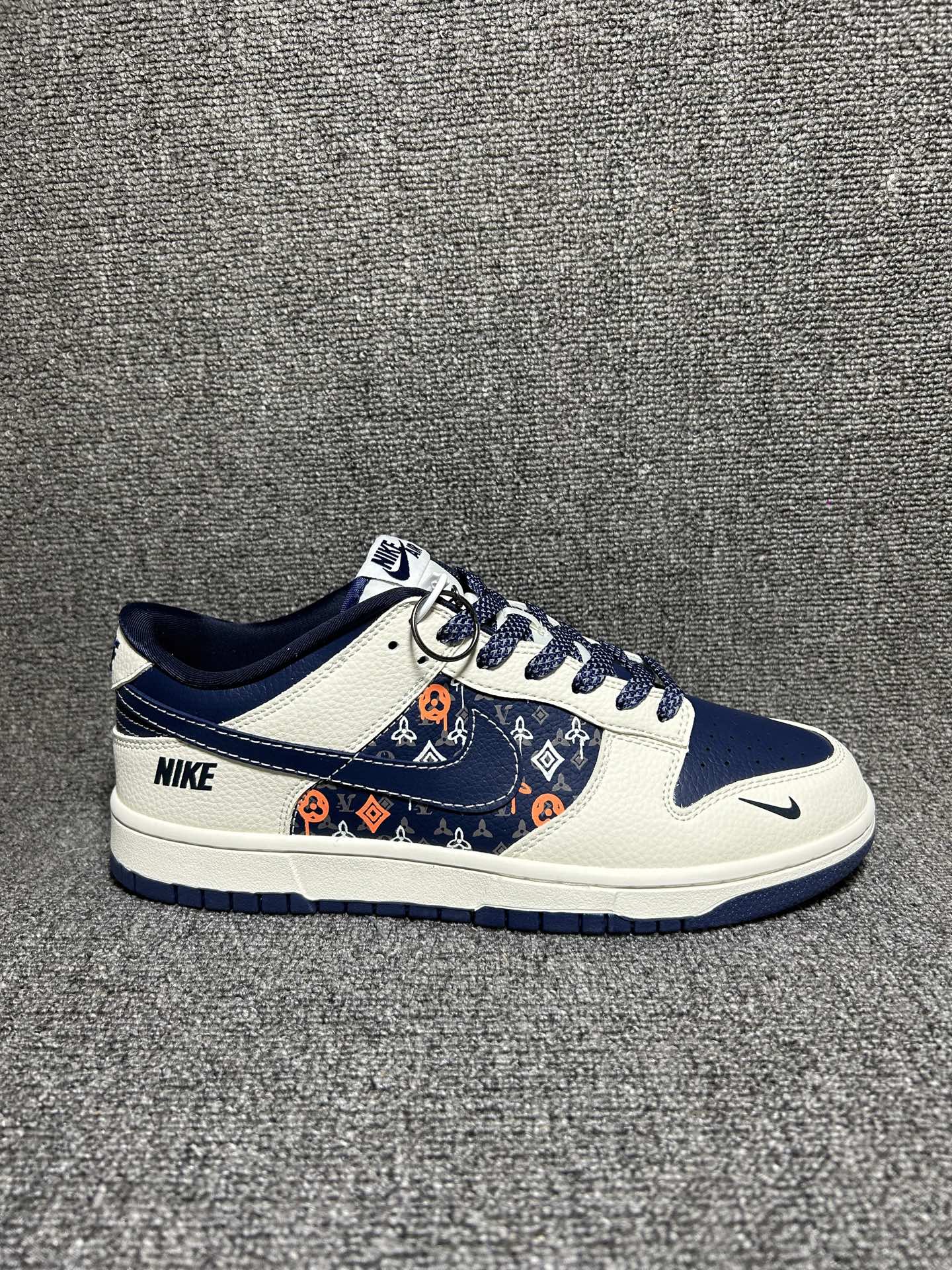 💰💰240
藏青老花 潮人标配 SB DUNK LOW 经典复古滑板鞋型，藏青老花拼接设计自带街头滤镜，鞋带金属扣细节拉满。Zoom Air气垫缓震出色，麂皮+帆布材质耐磨抗造，日常出街、滑板刷街都能打，轻松拿捏美式复古风！
货号：MN1688-104
Size：36 36.5 37.5 38 38.5 39 40 40.5 41 42 42.5 43 44 44.5 45