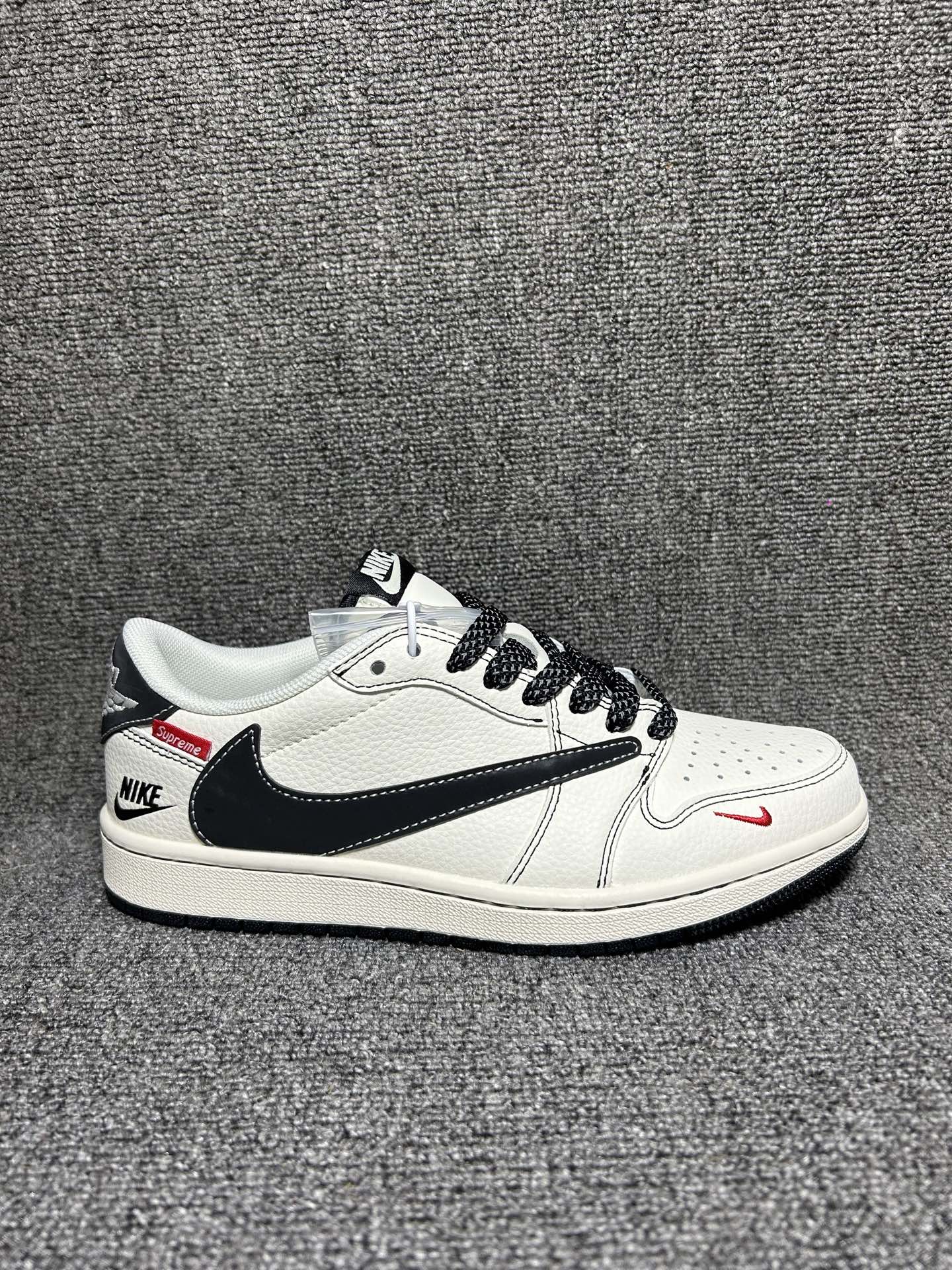 💰💰240
经典潮流风！Nike SB Dunk Low（Supreme 联名） 乔丹倒勾爆款高端定制
米白色荔枝纹皮革鞋身搭配黑色 Swoosh 倒钩，辅以红色细节点缀，质感高级且层次分明。
鞋后跟处的 Supreme 红色标签、鞋身的 NIKE Logo，强化了联名身份。黑色反光鞋带与米白中底，营造复古潮流感。
Supreme × Nike，高质感荔枝纹，街头顶流！
货号：HH7518-088
Size：36 36.5 37.5 38 38.5 39 40 40.5 41 42 42.5 43 44 44.5 45