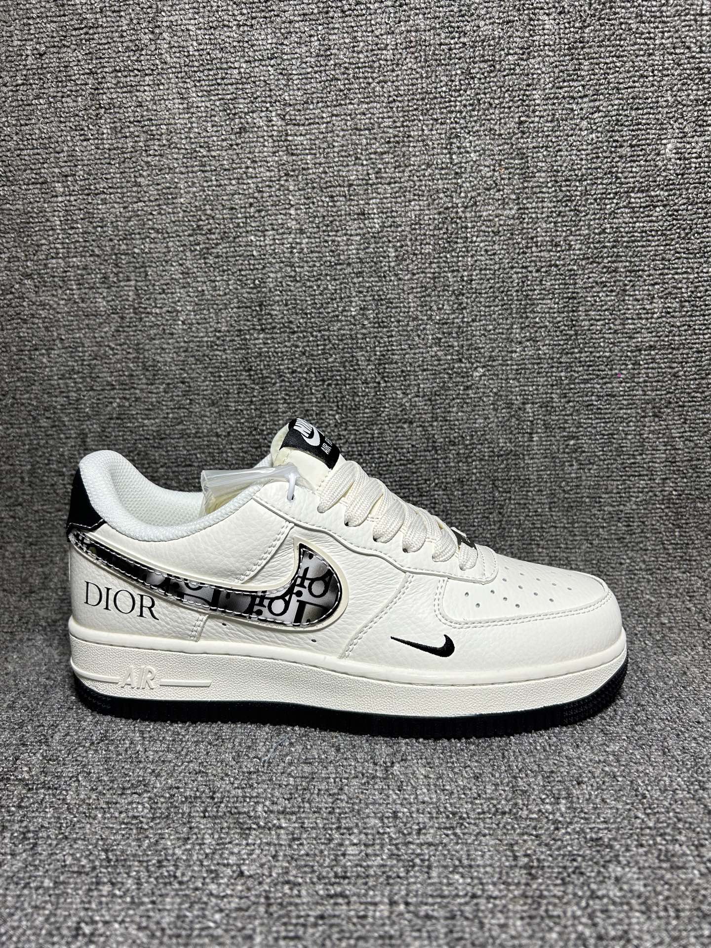 💰💰220
迪奥联名 气场拉满 AIR FORCE 1 x DIOR联名限定款来袭，纯白皮革基底搭配黑色迪奥老花Swoosh，极简中透着奢华质感。鞋身DIOR标识低调彰显身份，黑白配色经典又高级，无论是西装革履还是街头潮搭都能无缝衔接。Air气垫科技保障舒适脚感，既是收藏级联名狠货，也是提升格调的穿搭神器，让你轻松驾驭各种场合，气场直接拉满。货号：MM3399-811
Size：36 36.5 37.5 38 38.5 39 40 40.5 41 42 42.5 43 44 44.5 45