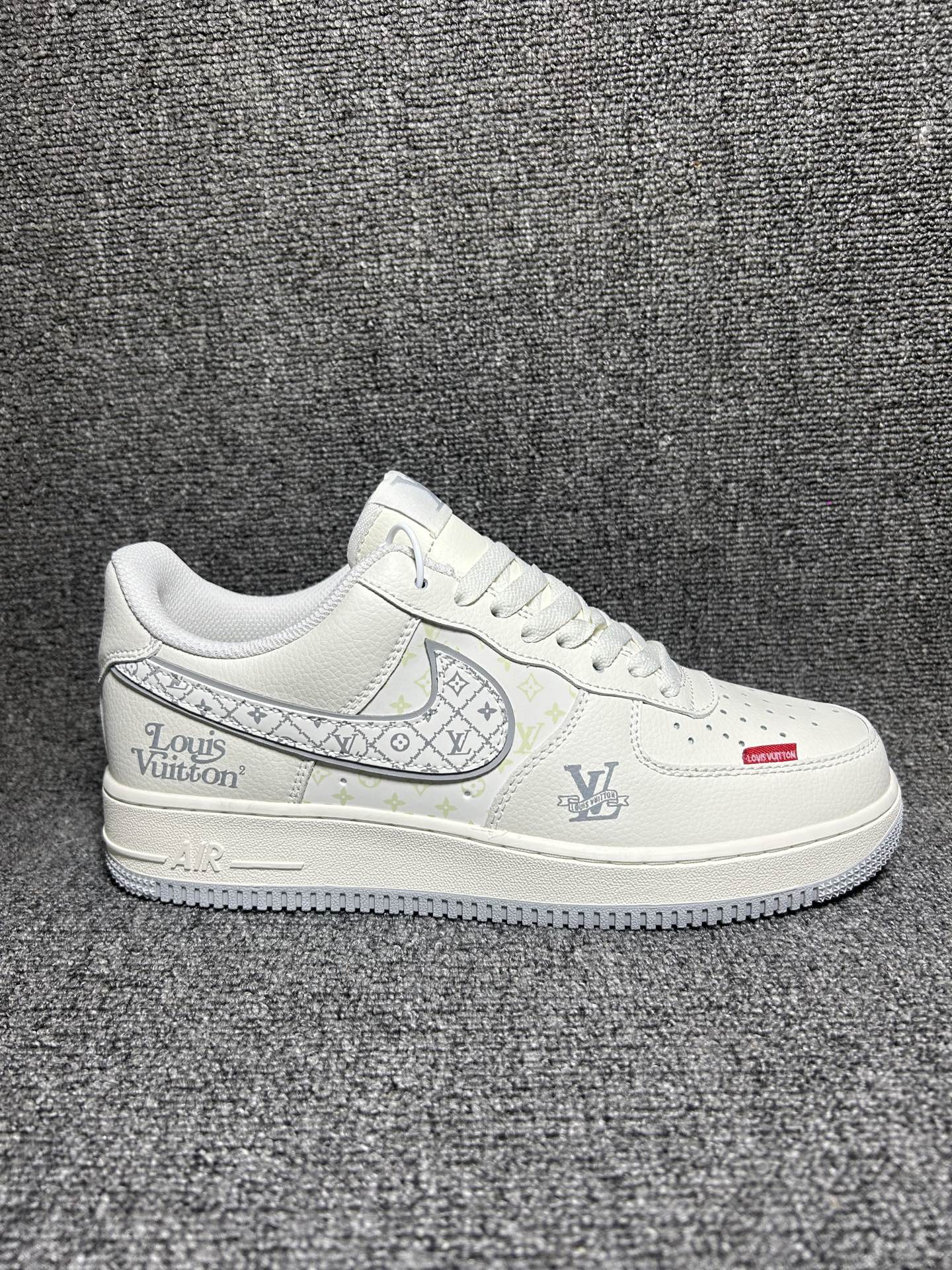 💰💰220
LV联名 奢潮炸场 AIR FORCE 1 这双鞋是奢潮玩家的终极收藏！LV老花元素与经典AF1完美融合，细腻皮革搭配标志性金属挂饰，每一处细节都透着高级质感。Air气垫缓震科技加持，久走不累，日常出街或潮流打卡都能轻松hold住。简约米白底色适配各种穿搭，老花Swoosh瞬间提升造型辨识度，奢华与街头风的碰撞，让你成为人群中的焦点！
货号：LV2288-001 
Size：36 36.5 37.5 38 38.5 39 40 40.5 41 42 42.5 43 44 44.5 45