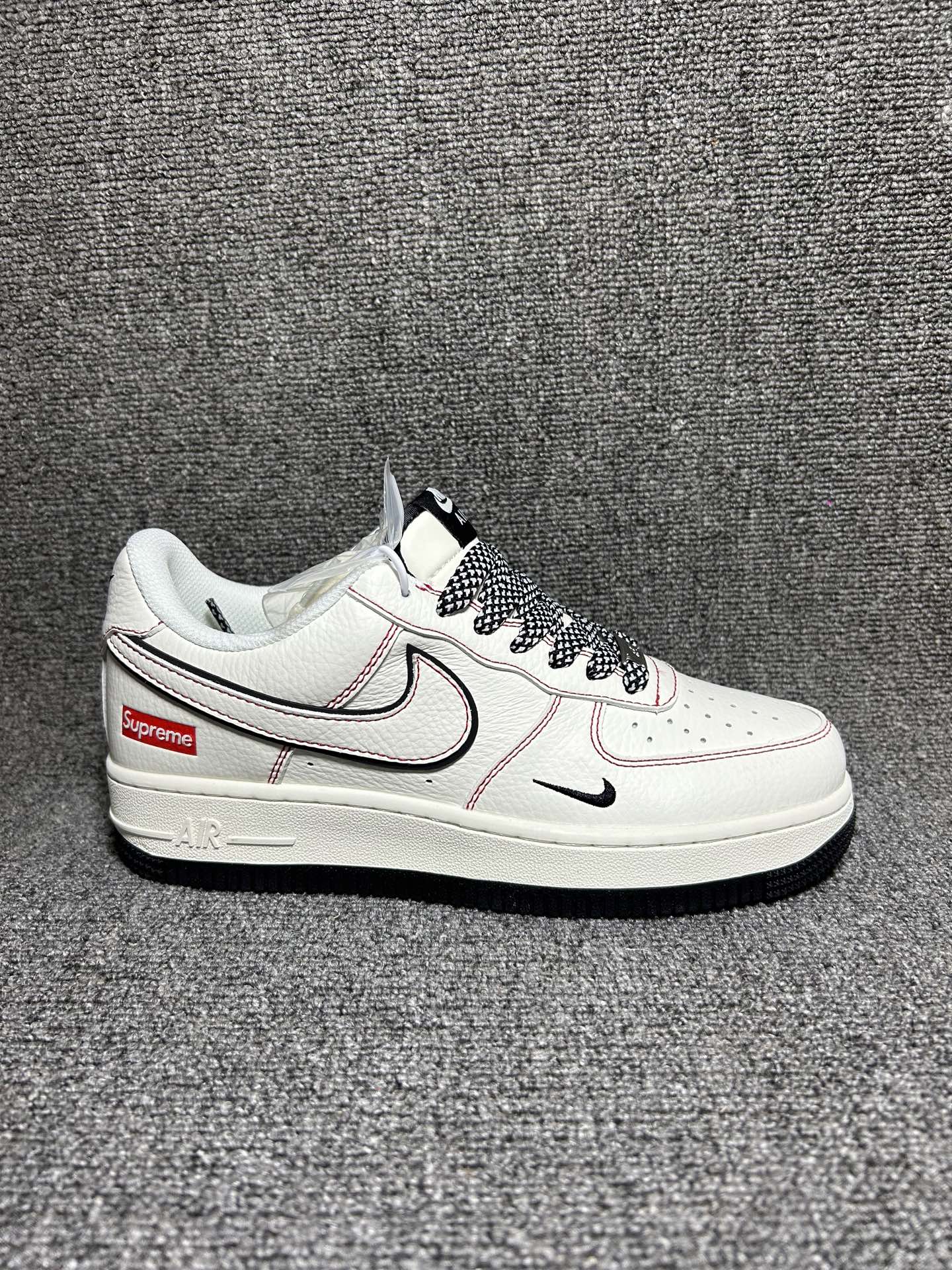 💰💰220
Supreme联名黑白潮搭 AIR FORCE 1 这款Supreme联名款，以米白为主调，黑色双勾与大底形成利落撞色，搭配标志性Supreme红标，街头属性拉满。头层皮革鞋面质感细腻，Air气垫科技保证缓震脚感，简约黑白配色适配各种穿搭，无论是日常通勤还是滑板出街，都能让你轻松成为街头焦点。
货号：MM3399-820
Size：36 36.5 37.5 38 38.5 39 40 40.5 41 42 42.5 43 44 44.5 45