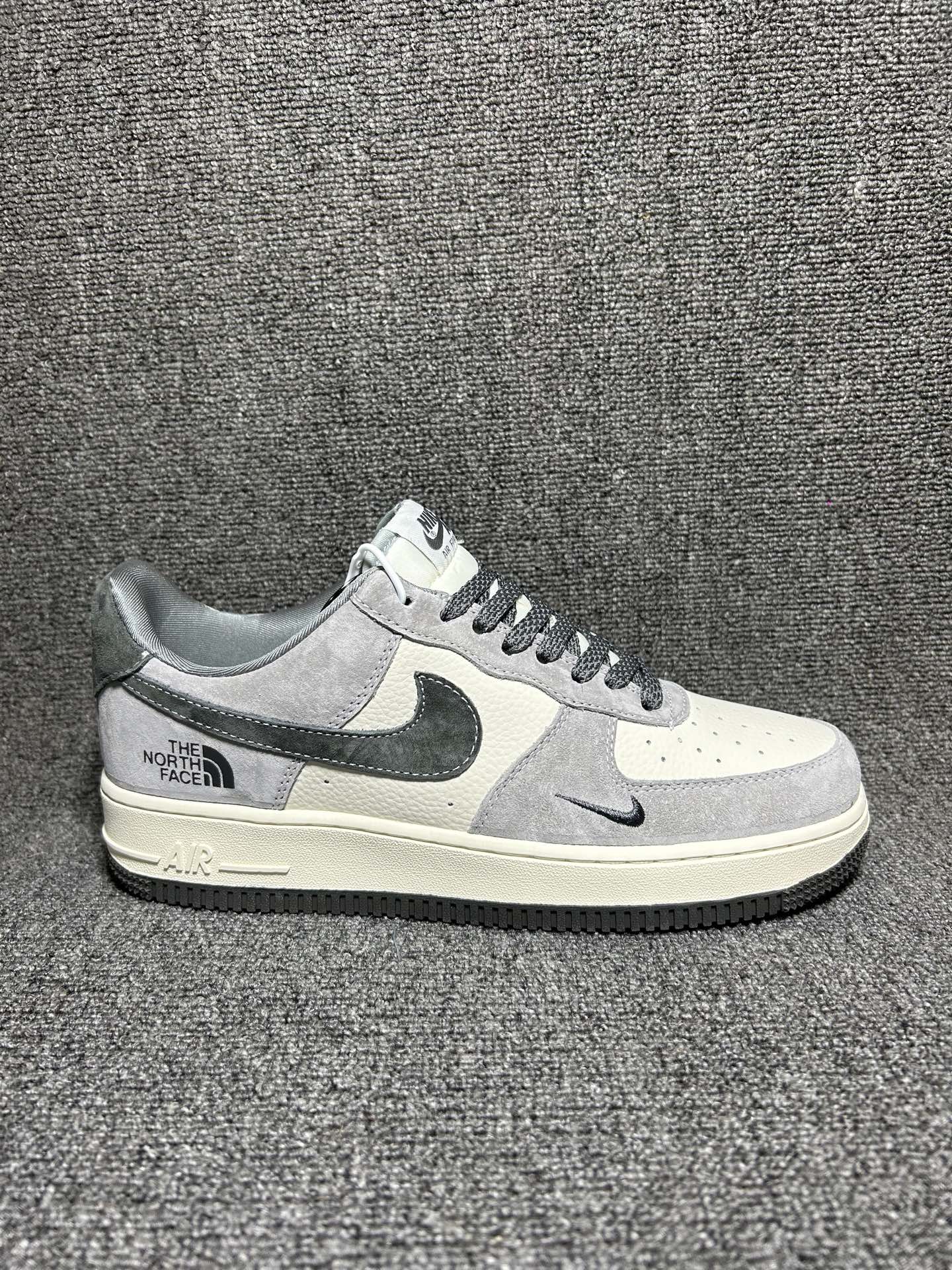 💰💰220
机能潮酷 低调炸街AIR FORCE 1 北面联名机能风款来袭！灰黑撞色麂皮拼接质感拉满，金属质感品牌标识+立体挂饰细节满满，经典空军一号版型百搭不挑人，Air Sole气垫缓震舒适，日常通勤、户外轻装都适配，低调高级的配色适合打造极简潮酷造型，既能满足户外机能需求，又能凭借AF1的经典属性稳站潮圈C位。
货号：KL1688-005
Size：36 36.5 37.5 38 38.5 39 40 40.5 41 42 42.5 43 44 44.5 45