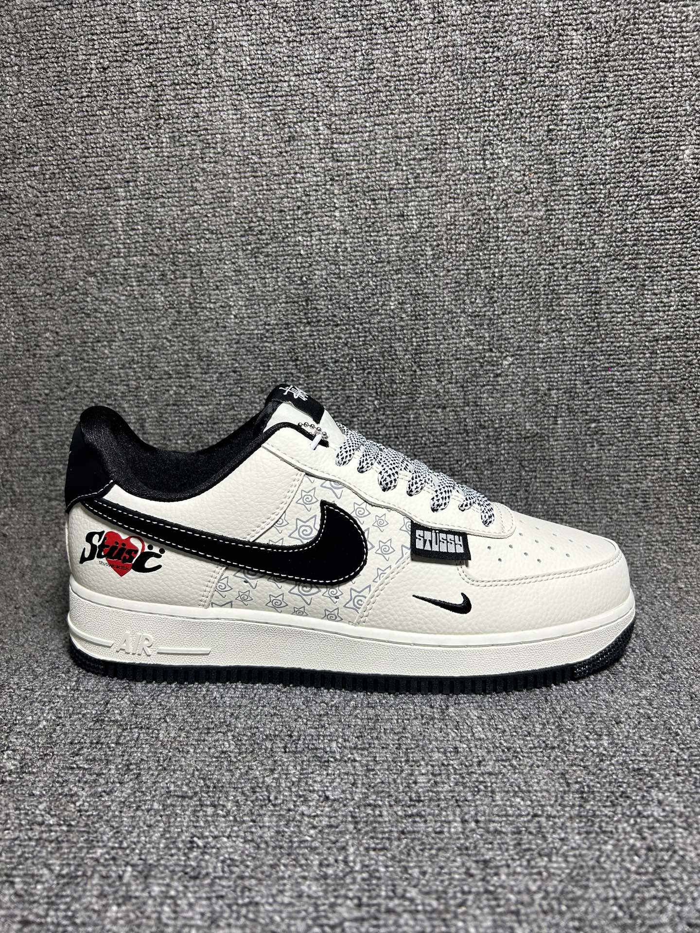 💰💰220
情人节主题!Nike Air Force 1 Low(斯图西联名) 空军一号 爆款高端定制 爱心锁扣+星星涂鸦,把甜酷焊在鞋上,日常出街氛围感直接拉满!
鞋身布满星星涂鸦图案,搭配心形金属挂饰,后跟印有“Stussy”爱心涂鸦字样,米白搭配黑色细节点缀,整体风格契合情人节浪漫。
定制鞋盒 大厂纯原品质出货 超高清洁度 皮料切割干净无任何毛边 细节完美
货号:DW8806-006
Size:36 36.5 37.5 38 38.5 39 40 40.5 41 42 42.5 43 44 44.5 45