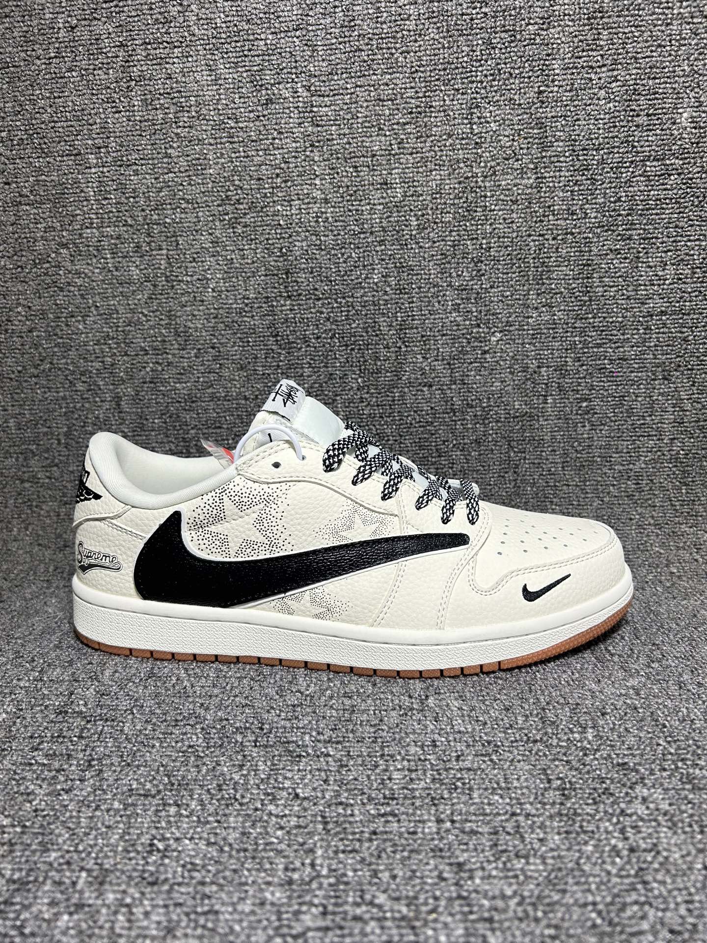 💰💰240
倒钩星空 潮神必备 JORDAN AIR JORDAN 1
细腻荔枝纹皮革打造米白鞋身,黑色倒钩Swoosh搭配星空纹路点缀,复古生胶大底还原AJ1经典轮廓,Air缓震科技保障行走舒适。鞋身Supreme标识与迷你小勾彰显联名身份,街头出街或滑板运动都能轻松驾驭,让你成为潮圈焦点。
货号:LD2028-073
Size:36 36.5 37.5 38 38.5 39 40 40.5 41 42 42.5 43 44 44.5 45