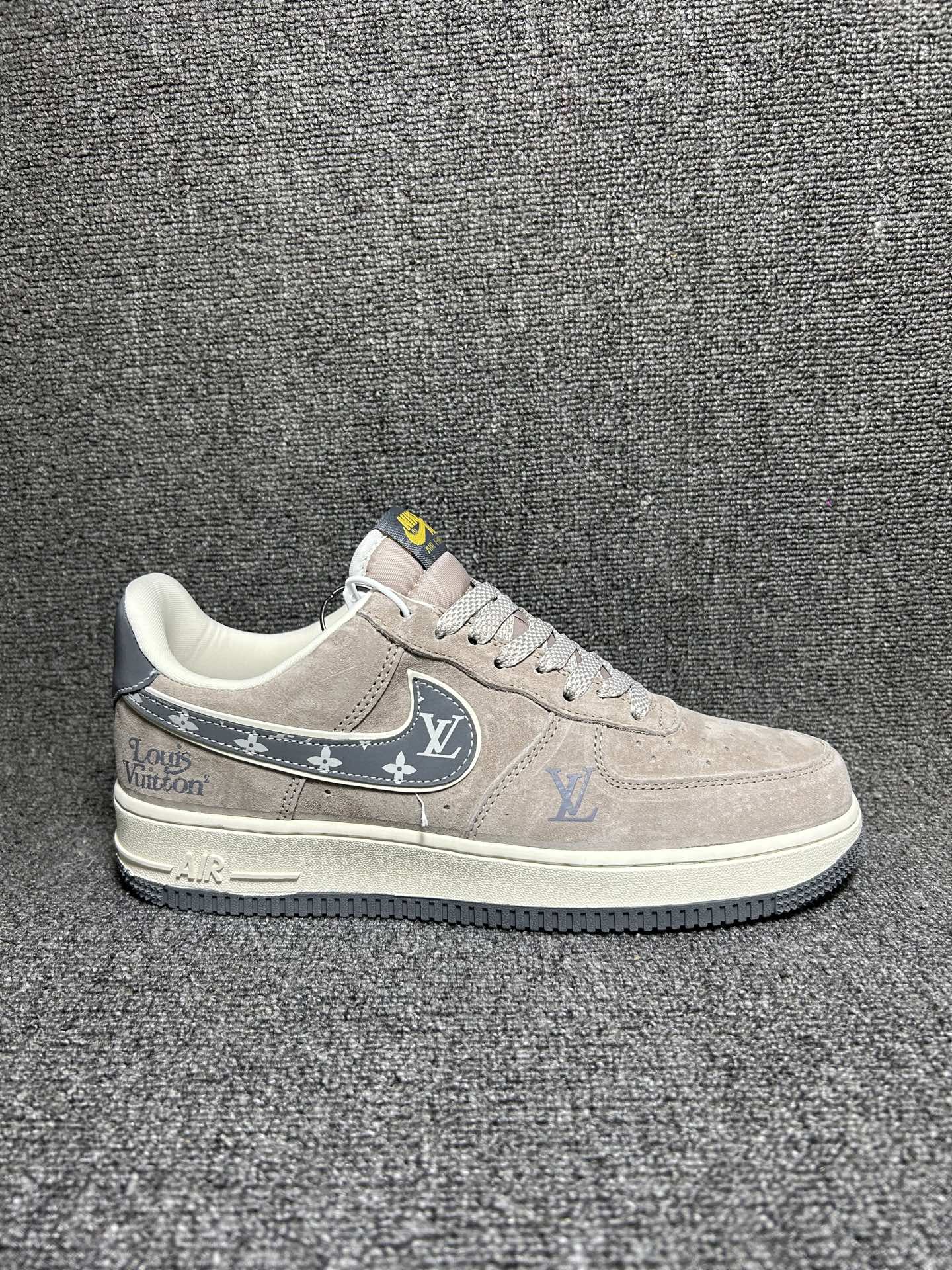 💰💰220
LV联名 复古炸街 NIKE AIR FORCE 1
甄选细腻麂皮打造鞋身，LV经典老花元素点缀Swoosh，复古做旧中底融合Air气垫科技，奢华质感与舒适脚感兼备。鞋身LV压印与专属挂饰细节拉满，街头潮搭或日常出街都能轻松成为视觉焦点，让你在人群中脱颖而出。
货号：KL1688-003
Size：36 36.5 37.5 38 38.5 39 40 40.5 41 42 42.5 43 44 44.5 45