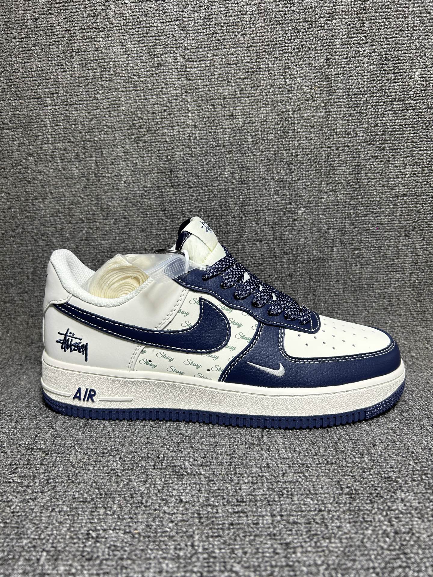 💰💰220
复古潮流涂鸦!Nike Air Force 1 Low(斯图西联名) 空军一号 爆款高端定制 反光满印Logo+刺绣标识,街头质感拉满!
鞋侧有Stussy刺绣标识,融标志性的涂鸦式Logo与满印品牌标识,鞋身采用米白与藏蓝拼接设计,金属挂饰等细节强化了联名辨识度。
定制鞋盒 大厂纯原品质出货 超高清洁度 皮料切割干净无任何毛边 细节完美
货号:HH7518-081
Size:36 36.5 37.5 38 38.5 39 40 40.5 41 42 42.5 43 44 44.5 45