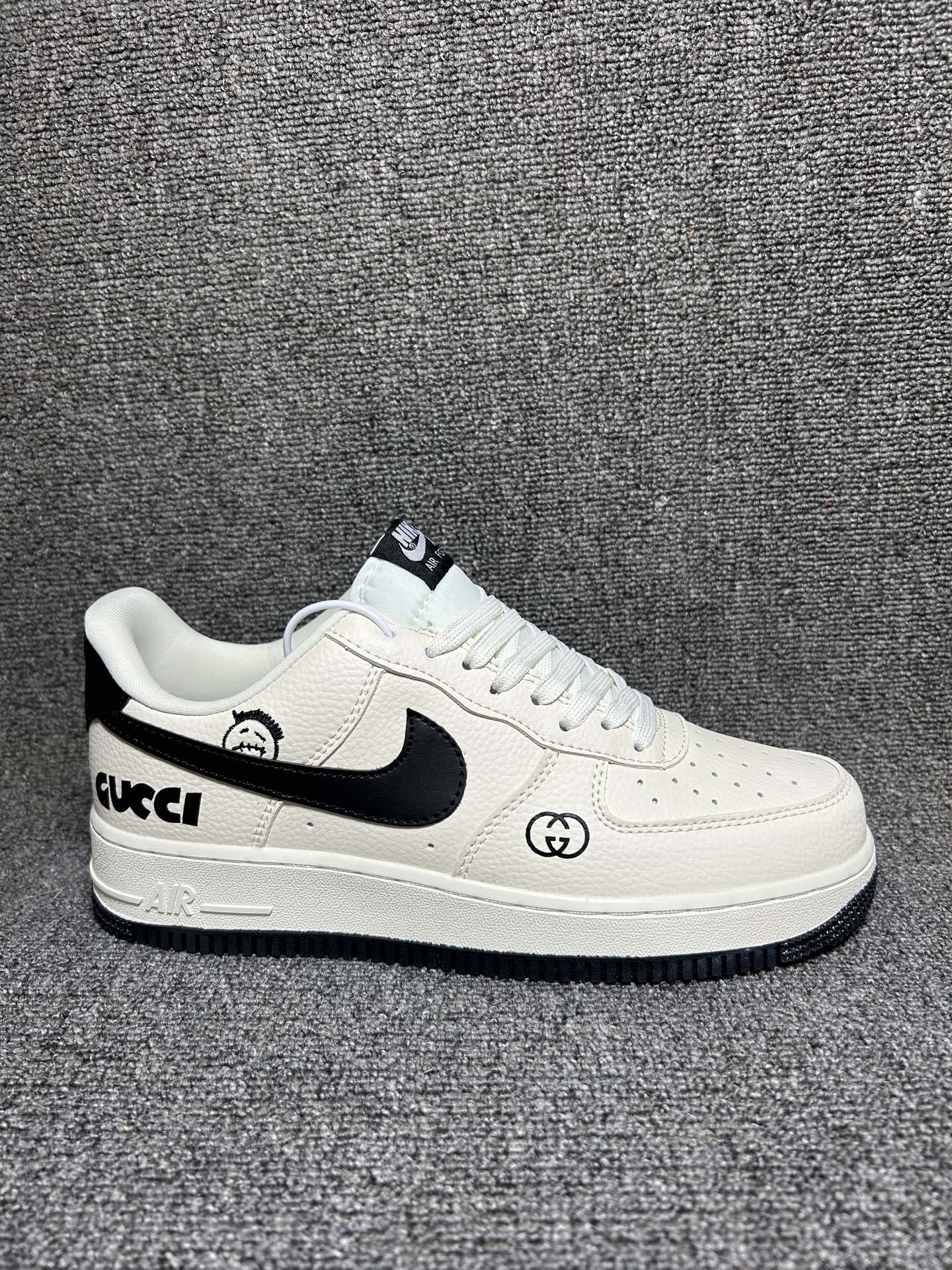 💰💰220
街头涂鸦奢潮！Nike Air Force 1 空军一号 爆款高端定制 奶白撞黑+双G加持，低调贵气走路带风！
采用米白色荔枝纹搭配黑色勾、鞋领包边和外底，形成经典的黑白撞色效果，质感细腻且耐磨。鞋侧印有黑色“GUCCI”字样，鞋头处点缀双G标识，还加入了“鬼脸”卡通图案，强化视觉辨识度。
定制鞋盒 大厂纯原品质出货 超高清洁度 皮料切割干净无任何毛边 细节完美
货号：LD1999-018
Size：36 36.5 37.5 38 38.5 39 40 40.5 41 42 42.5 43 44 44.5 45