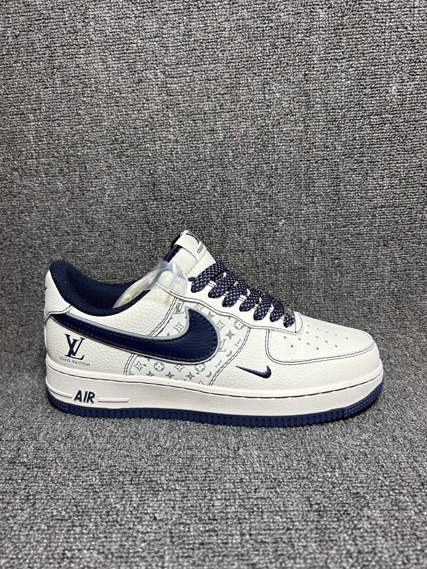 💰💰220
复古街头奢潮！Nike Air Force 1（LV联名） 空军一号 爆款高端定制 深蓝经典老花撞上荔枝纹皮面奶白，每一寸都是奢侈与街头的双向奔赴！
采用米白与藏蓝的经典撞色，米白荔枝纹搭配深蓝色，中鞋身、鞋带均采用反光材质，视觉层次分明。鞋身侧面印有LV的经典花纹和标识，将奢侈品牌的辨识度与运动鞋型结合。
定制鞋盒 大厂纯原品质出货 超高清洁度 皮料切割干净无任何毛边 细节完美
货号：HH7518-078
Size：36 36.5 37.5 38 38.5 39 40 40.5 41 42 42.5 43 44 44.5 45