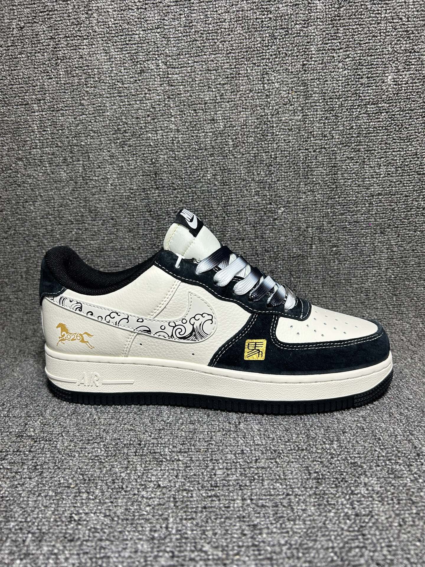 💰💰220
海外限量发售！公司级NIke Air Force 1 '07 Low “马年限定联名——黑白金”空军一号 低帮 运动鞋 休闲鞋 折边针车 工艺难度大 原楦头原纸板 原装鞋盒 定制五金配件 内置全掌气垫 原厂鞋底 货号：LX1988-831 Size：36 36.5 37.5 38 38.5 39 40 40.5 41 42 42.5 43 44 44.5 45