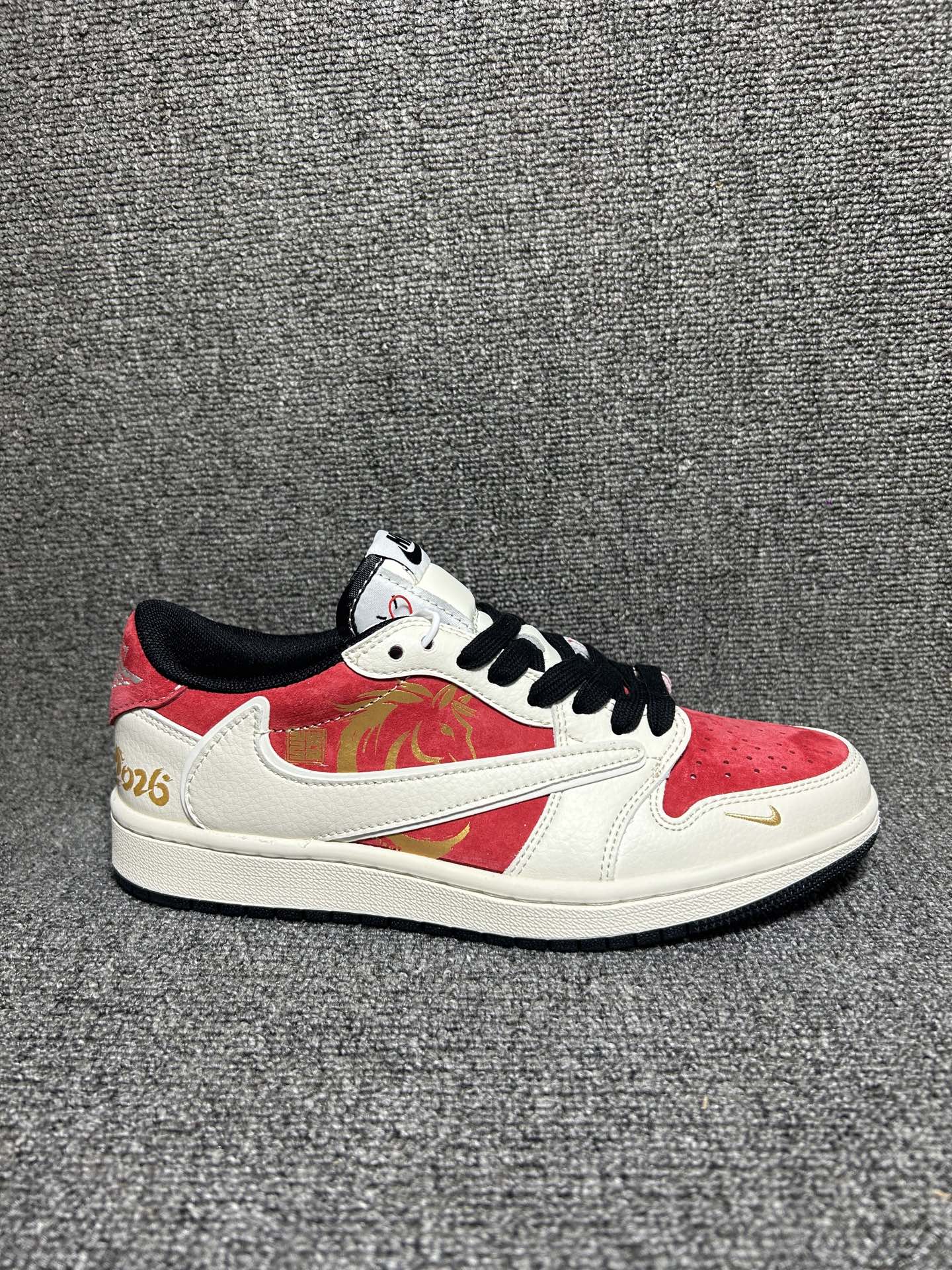 💰💰240
马年专属 金红炸场 AIR JORDAN 1
红金撞色自带新年高光属性，鞋身烫金马纹与2026专属标识，把祥瑞寓意穿在脚上。翻毛皮拼接鞋面质感细腻，双勾设计暗藏潮玩巧思，Air Sole气垫兼顾颜值与脚感。无论是跨年出街还是走亲访友，都能让你成为人群焦点，马年穿它红运全开！
货号：JP2046-161
Size：36 36.5 37.5 38 38.5 39 40 40.5 41 42 42.5 43 44 44.5 45