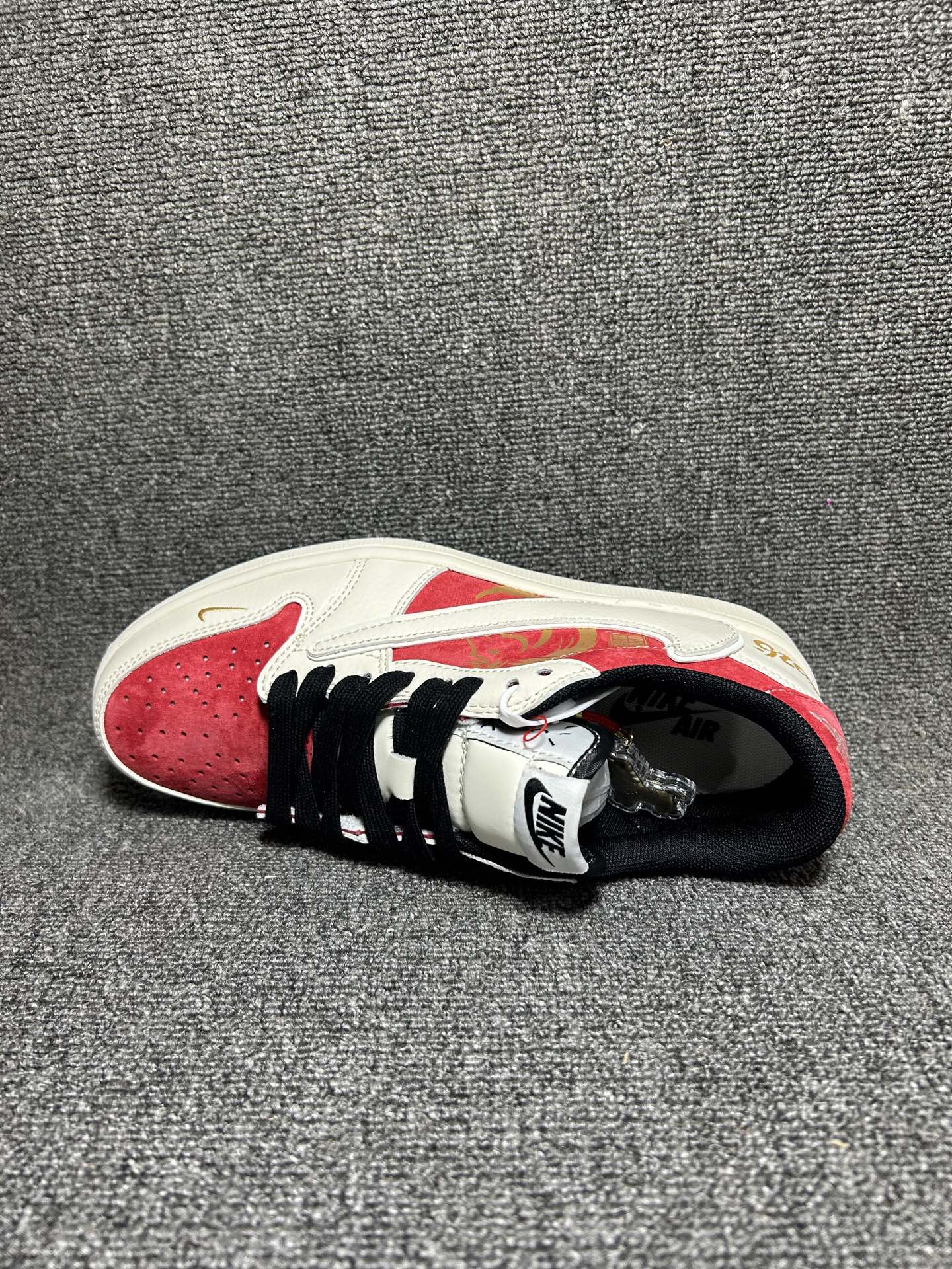 💰💰240
马年专属 金红炸场 AIR JORDAN 1
红金撞色自带新年高光属性，鞋身烫金马纹与2026专属标识，把祥瑞寓意穿在脚上。翻毛皮拼接鞋面质感细腻，双勾设计暗藏潮玩巧思，Air Sole气垫兼顾颜值与脚感。无论是跨年出街还是走亲访友，都能让你成为人群焦点，马年穿它红运全开！
货号：JP2046-161
Size：36 36.5 37.5 38 38.5 39 40 40.5 41 42 42.5 43 44 44.5 45