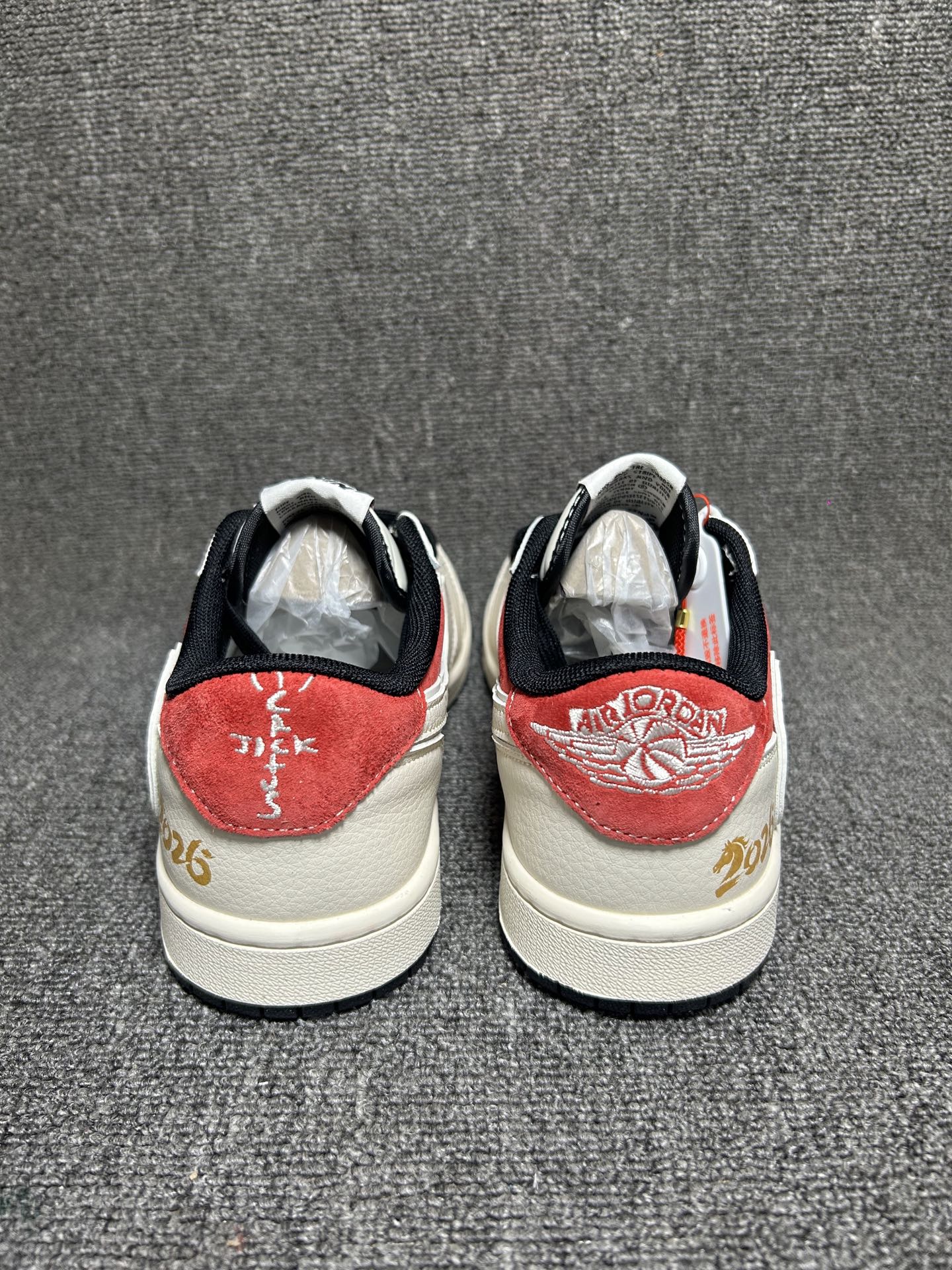 💰💰240
马年专属 金红炸场 AIR JORDAN 1
红金撞色自带新年高光属性，鞋身烫金马纹与2026专属标识，把祥瑞寓意穿在脚上。翻毛皮拼接鞋面质感细腻，双勾设计暗藏潮玩巧思，Air Sole气垫兼顾颜值与脚感。无论是跨年出街还是走亲访友，都能让你成为人群焦点，马年穿它红运全开！
货号：JP2046-161
Size：36 36.5 37.5 38 38.5 39 40 40.5 41 42 42.5 43 44 44.5 45