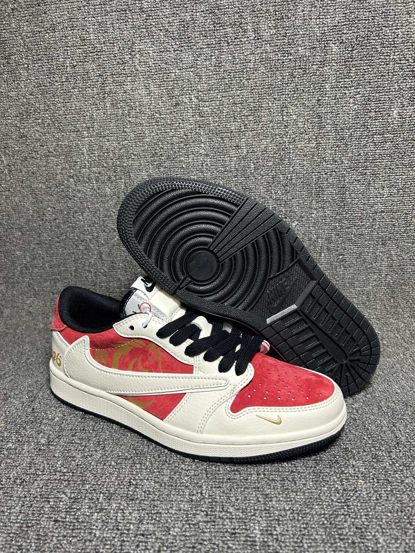 💰💰240
马年专属 金红炸场 AIR JORDAN 1
红金撞色自带新年高光属性，鞋身烫金马纹与2026专属标识，把祥瑞寓意穿在脚上。翻毛皮拼接鞋面质感细腻，双勾设计暗藏潮玩巧思，Air Sole气垫兼顾颜值与脚感。无论是跨年出街还是走亲访友，都能让你成为人群焦点，马年穿它红运全开！
货号：JP2046-161
Size：36 36.5 37.5 38 38.5 39 40 40.5 41 42 42.5 43 44 44.5 45