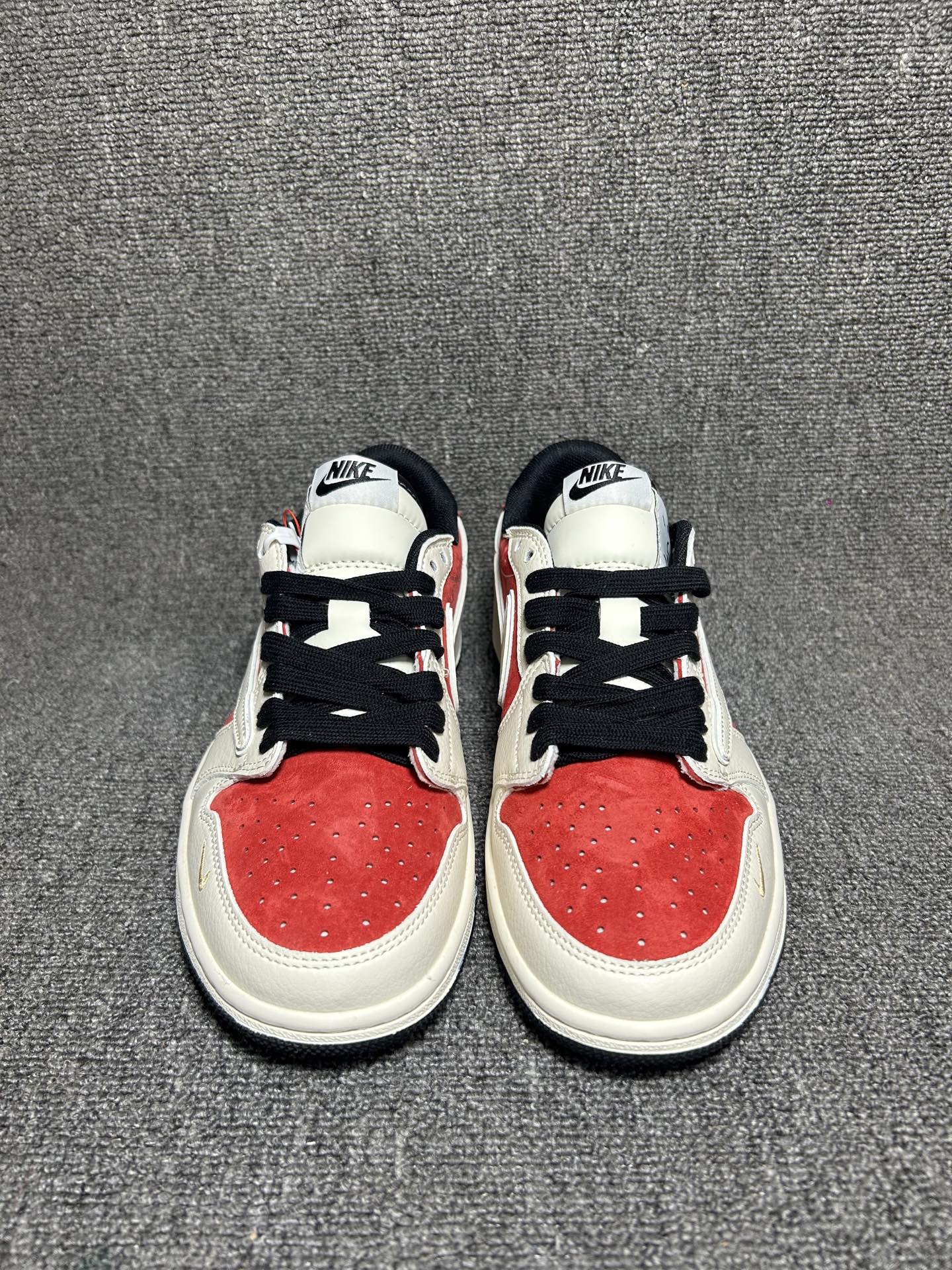 💰💰240
马年专属 金红炸场 AIR JORDAN 1
红金撞色自带新年高光属性，鞋身烫金马纹与2026专属标识，把祥瑞寓意穿在脚上。翻毛皮拼接鞋面质感细腻，双勾设计暗藏潮玩巧思，Air Sole气垫兼顾颜值与脚感。无论是跨年出街还是走亲访友，都能让你成为人群焦点，马年穿它红运全开！
货号：JP2046-161
Size：36 36.5 37.5 38 38.5 39 40 40.5 41 42 42.5 43 44 44.5 45