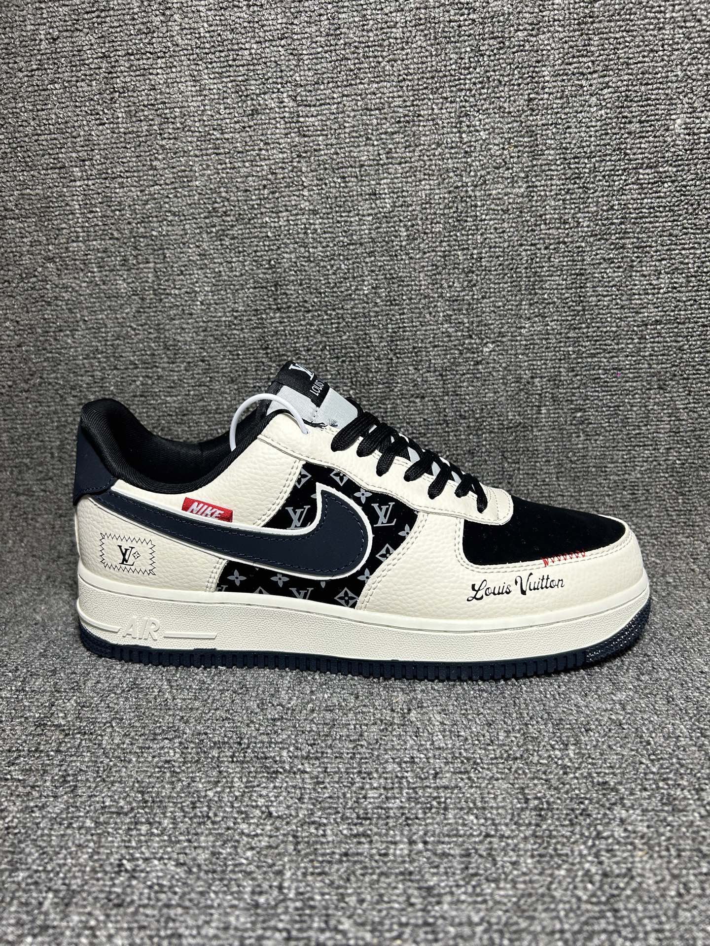 💰💰220
街头运动奢潮！Nike Air Force 1 Low（LV联名）空军一号 爆款高端定制 经典米黑配+老花，手写体Logo与缝线徽标细节，直接把奢华感拉满！
米白荔枝纹与黑色撞色设计，鞋身侧面嵌入了 LV 的经典花纹，鞋头处印有“Louis Vuitton”手写体字样，后跟还有 LV 专属的缝线徽标。
定制鞋盒 大厂纯原品质出货 超高清洁度 皮料切割干净无任何毛边 细节完美
货号：LD1999-022
Size：36 36.5 37.5 38 38.5 39 40 40.5 41 42 42.5 43 44 44.5 45