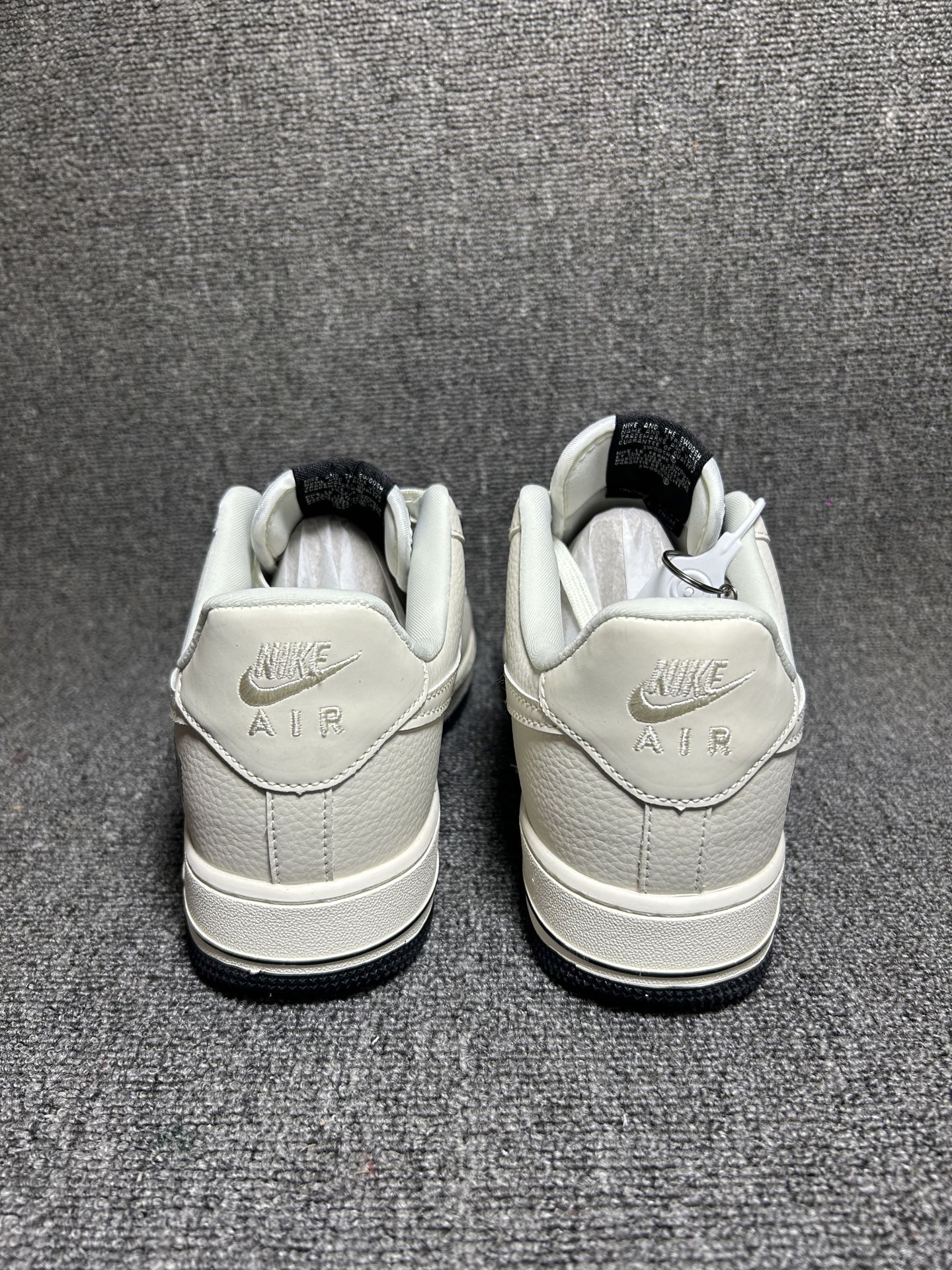 💰💰220
奢潮联名 气场拉满 AIR FORCE 1
米白与经典老花黑拼接，融合LV标志性标识与金属挂饰，把高街奢华感直接拉满。细腻皮革鞋面质感高级，Air Sole气垫缓震舒适，日常出街或派对穿搭都能轻松hold住。极简版型暗藏细节巧思，是潮人鞋柜里的必备狠货，奢潮爱好者必入！
货号：DF0188-137
Size：36 36.5 37.5 38 38.5 39 40 40.5 41 42 42.5 43 44 44.5 45