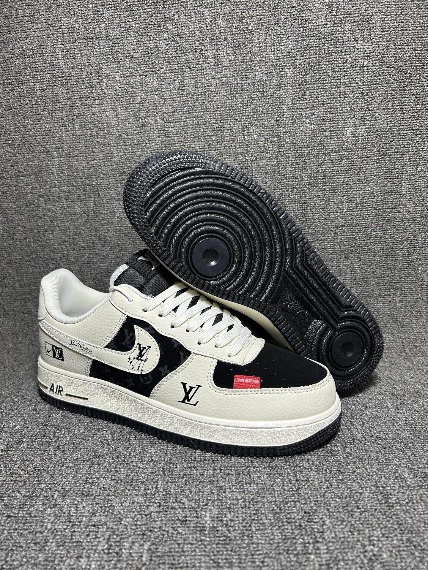 💰💰220
奢潮联名 气场拉满 AIR FORCE 1
米白与经典老花黑拼接，融合LV标志性标识与金属挂饰，把高街奢华感直接拉满。细腻皮革鞋面质感高级，Air Sole气垫缓震舒适，日常出街或派对穿搭都能轻松hold住。极简版型暗藏细节巧思，是潮人鞋柜里的必备狠货，奢潮爱好者必入！
货号：DF0188-137
Size：36 36.5 37.5 38 38.5 39 40 40.5 41 42 42.5 43 44 44.5 45