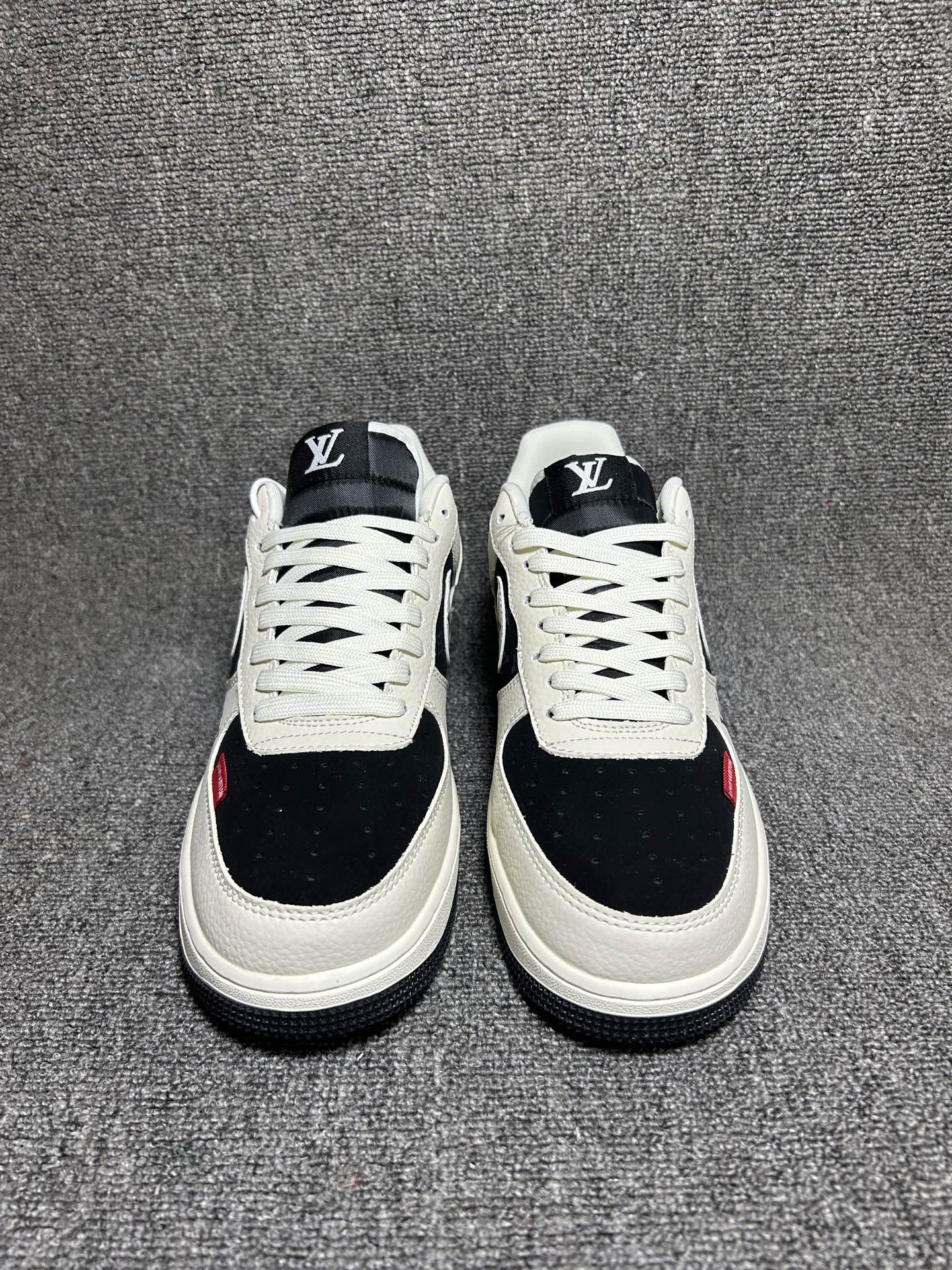 💰💰220
奢潮联名 气场拉满 AIR FORCE 1
米白与经典老花黑拼接，融合LV标志性标识与金属挂饰，把高街奢华感直接拉满。细腻皮革鞋面质感高级，Air Sole气垫缓震舒适，日常出街或派对穿搭都能轻松hold住。极简版型暗藏细节巧思，是潮人鞋柜里的必备狠货，奢潮爱好者必入！
货号：DF0188-137
Size：36 36.5 37.5 38 38.5 39 40 40.5 41 42 42.5 43 44 44.5 45