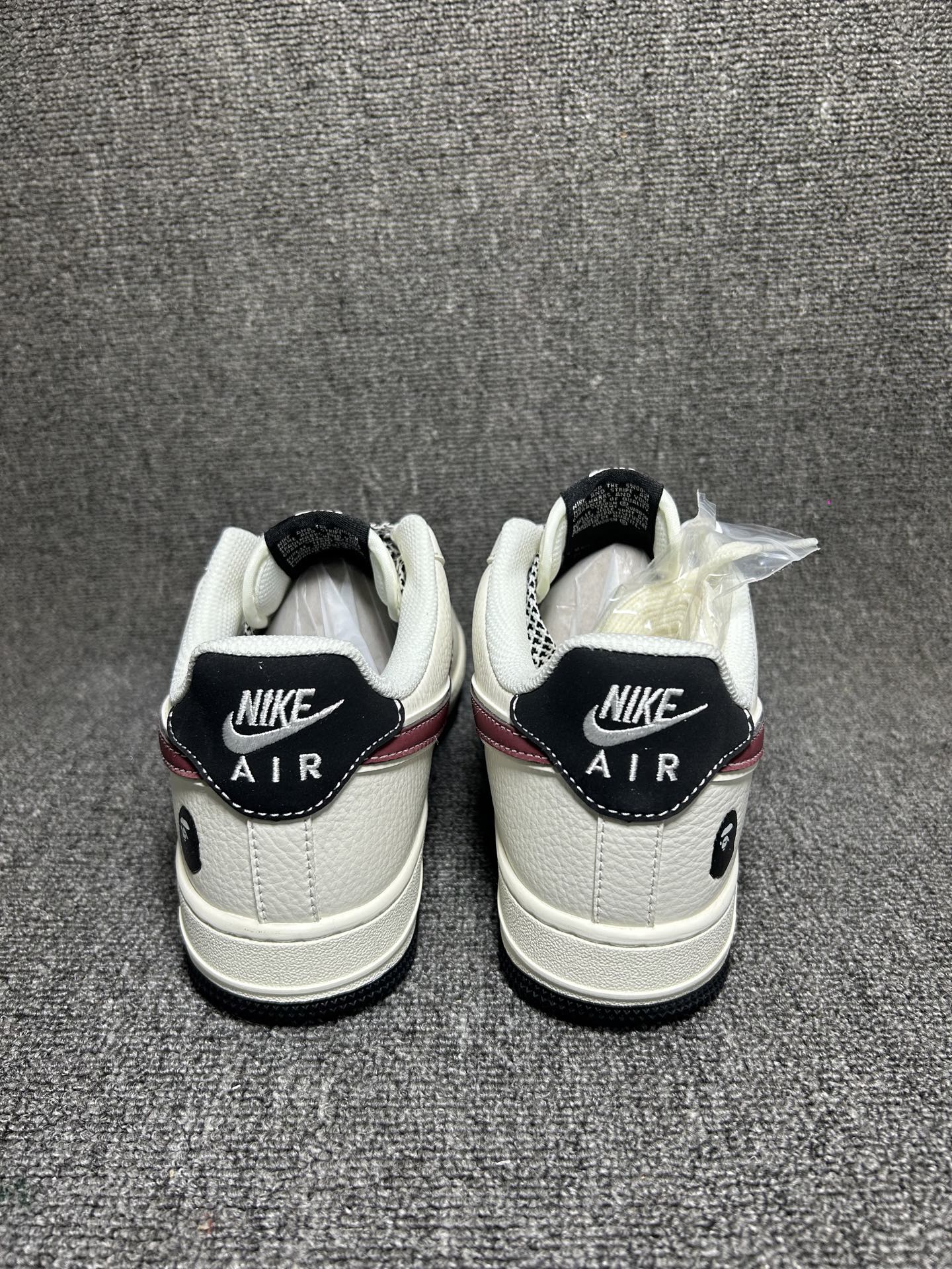 💰💰220
潮牌联名 个性拉满 AIR FORCE 1
米白基底搭配酒红勾子,点缀BAPE标志性猿人头像与涂鸦细节,街头感直接拉满。黑白编织鞋带+撞色鞋尾设计吸睛度拉满,荔枝纹皮革鞋面质感在线,Air Sole气垫缓震舒适。无论是滑板出街还是潮流聚会,都能让你轻松成为焦点,潮人必备!
货号:MM3399-812
Size:36 36.5 37.5 38 38.5 39 40 40.5 41 42 42.5 43 44 44.5 45