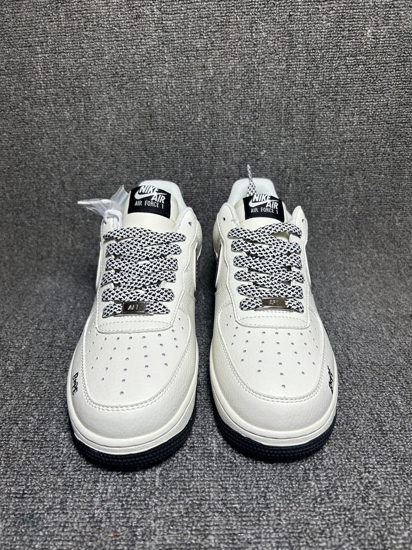 💰💰220
潮牌联名 个性拉满 AIR FORCE 1
米白基底搭配酒红勾子,点缀BAPE标志性猿人头像与涂鸦细节,街头感直接拉满。黑白编织鞋带+撞色鞋尾设计吸睛度拉满,荔枝纹皮革鞋面质感在线,Air Sole气垫缓震舒适。无论是滑板出街还是潮流聚会,都能让你轻松成为焦点,潮人必备!
货号:MM3399-812
Size:36 36.5 37.5 38 38.5 39 40 40.5 41 42 42.5 43 44 44.5 45