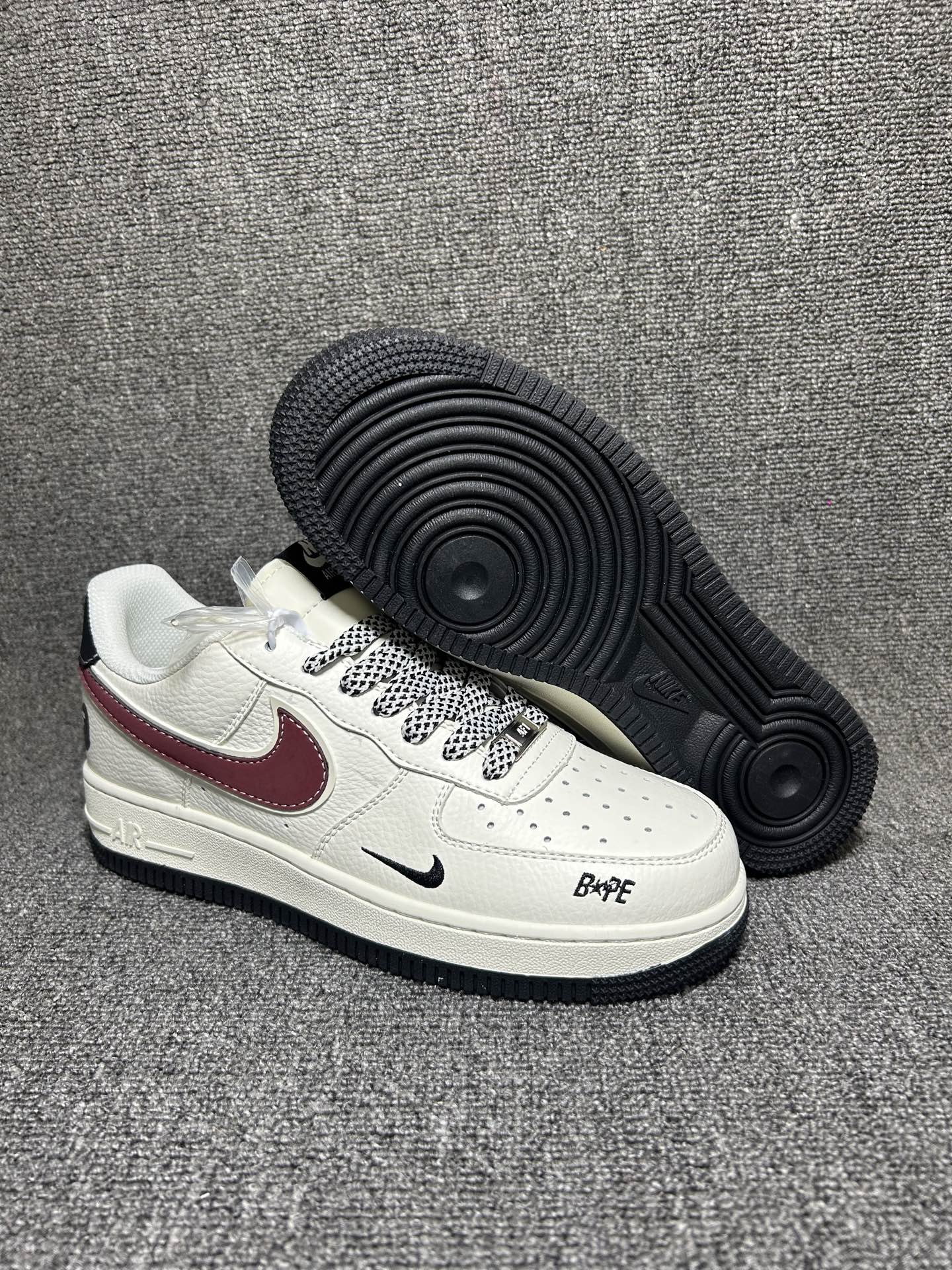 💰💰220
潮牌联名 个性拉满 AIR FORCE 1
米白基底搭配酒红勾子,点缀BAPE标志性猿人头像与涂鸦细节,街头感直接拉满。黑白编织鞋带+撞色鞋尾设计吸睛度拉满,荔枝纹皮革鞋面质感在线,Air Sole气垫缓震舒适。无论是滑板出街还是潮流聚会,都能让你轻松成为焦点,潮人必备!
货号:MM3399-812
Size:36 36.5 37.5 38 38.5 39 40 40.5 41 42 42.5 43 44 44.5 45