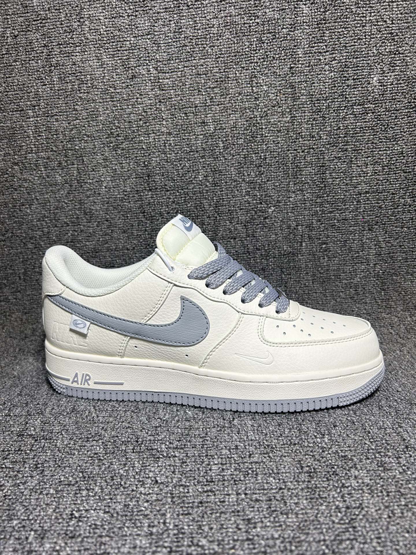💰💰220
复古质感 百搭首选 AIR FORCE 1
米白与烟灰的经典配色，自带复古滤镜，低饱和色调适配各种穿搭风格。细腻皮革鞋面触感高级，搭配Air Sole气垫，日常通勤或休闲出街都能兼顾舒适与颜值。极简设计暗藏细节巧思，是鞋柜里必不可少的百搭神器，低调玩家必入！
货号：SM6668-121
Size：36 36.5 37.5 38 38.5 39 40 40.5 41 42 42.5 43 44 44.5 45