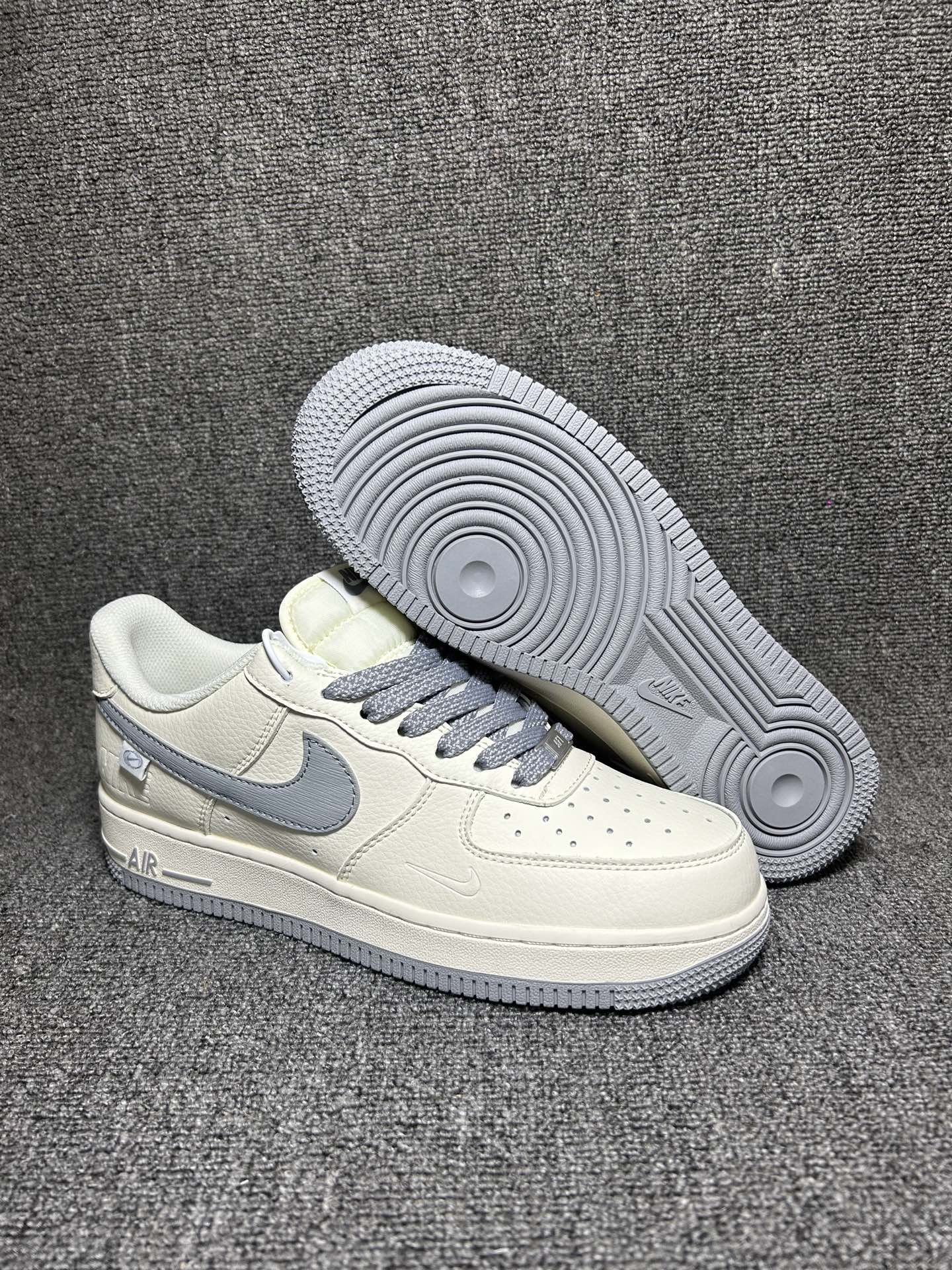 💰💰220
复古质感 百搭首选 AIR FORCE 1
米白与烟灰的经典配色，自带复古滤镜，低饱和色调适配各种穿搭风格。细腻皮革鞋面触感高级，搭配Air Sole气垫，日常通勤或休闲出街都能兼顾舒适与颜值。极简设计暗藏细节巧思，是鞋柜里必不可少的百搭神器，低调玩家必入！
货号：SM6668-121
Size：36 36.5 37.5 38 38.5 39 40 40.5 41 42 42.5 43 44 44.5 45