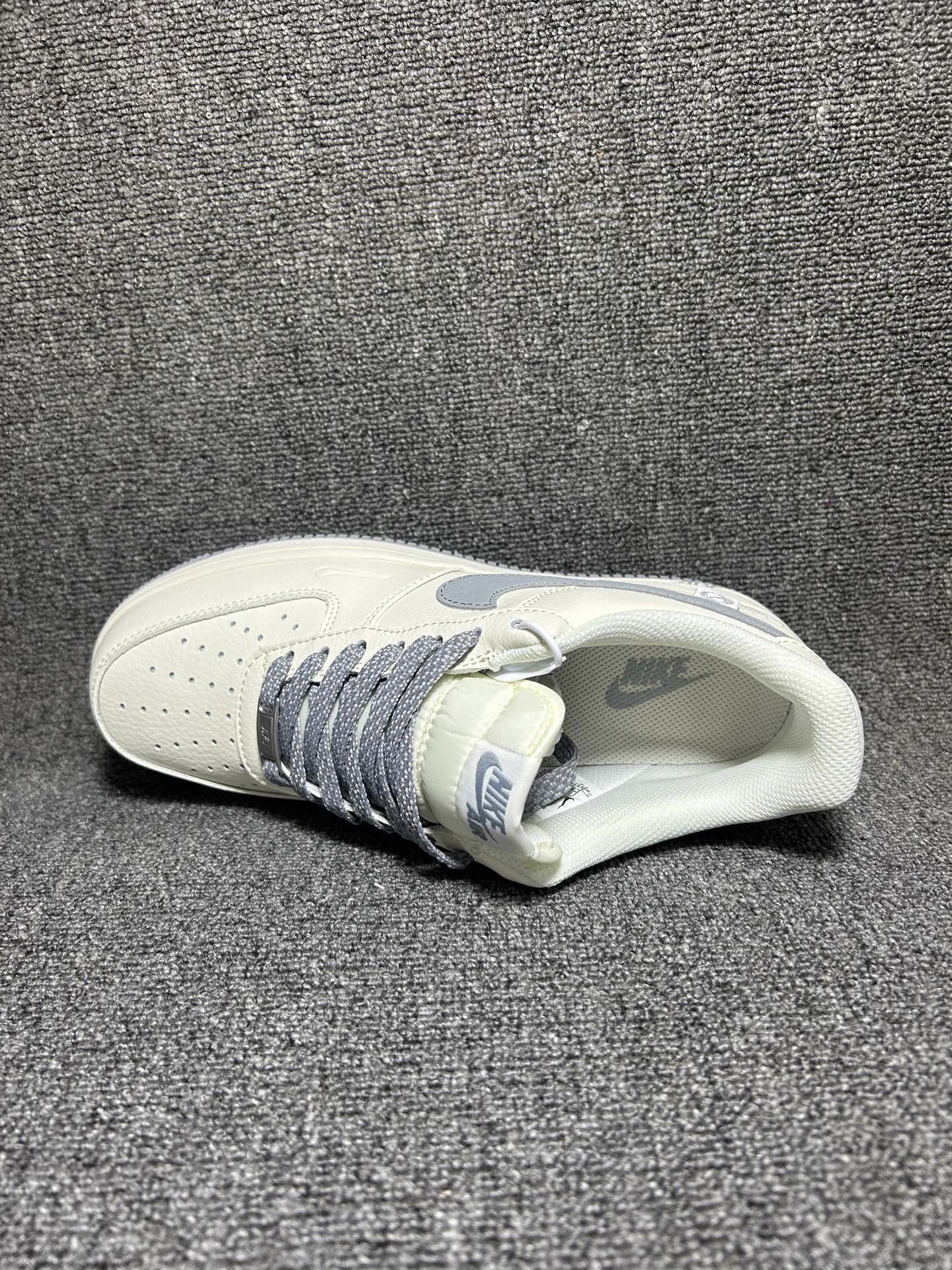 💰💰220
复古质感 百搭首选 AIR FORCE 1
米白与烟灰的经典配色，自带复古滤镜，低饱和色调适配各种穿搭风格。细腻皮革鞋面触感高级，搭配Air Sole气垫，日常通勤或休闲出街都能兼顾舒适与颜值。极简设计暗藏细节巧思，是鞋柜里必不可少的百搭神器，低调玩家必入！
货号：SM6668-121
Size：36 36.5 37.5 38 38.5 39 40 40.5 41 42 42.5 43 44 44.5 45