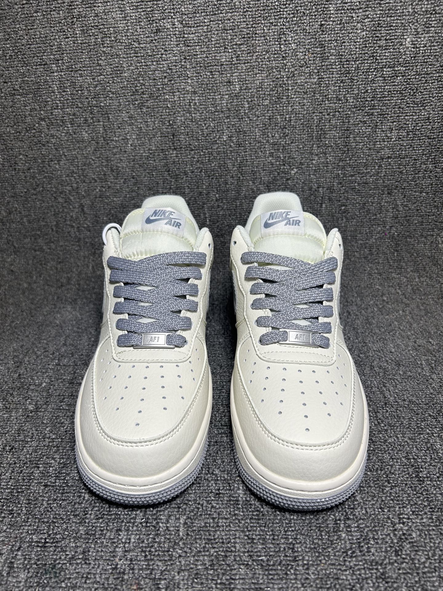 💰💰220
复古质感 百搭首选 AIR FORCE 1
米白与烟灰的经典配色，自带复古滤镜，低饱和色调适配各种穿搭风格。细腻皮革鞋面触感高级，搭配Air Sole气垫，日常通勤或休闲出街都能兼顾舒适与颜值。极简设计暗藏细节巧思，是鞋柜里必不可少的百搭神器，低调玩家必入！
货号：SM6668-121
Size：36 36.5 37.5 38 38.5 39 40 40.5 41 42 42.5 43 44 44.5 45