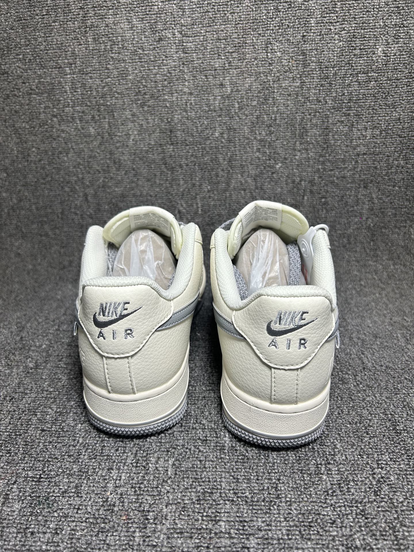 💰💰220
复古质感 百搭首选 AIR FORCE 1
米白与烟灰的经典配色，自带复古滤镜，低饱和色调适配各种穿搭风格。细腻皮革鞋面触感高级，搭配Air Sole气垫，日常通勤或休闲出街都能兼顾舒适与颜值。极简设计暗藏细节巧思，是鞋柜里必不可少的百搭神器，低调玩家必入！
货号：SM6668-121
Size：36 36.5 37.5 38 38.5 39 40 40.5 41 42 42.5 43 44 44.5 45