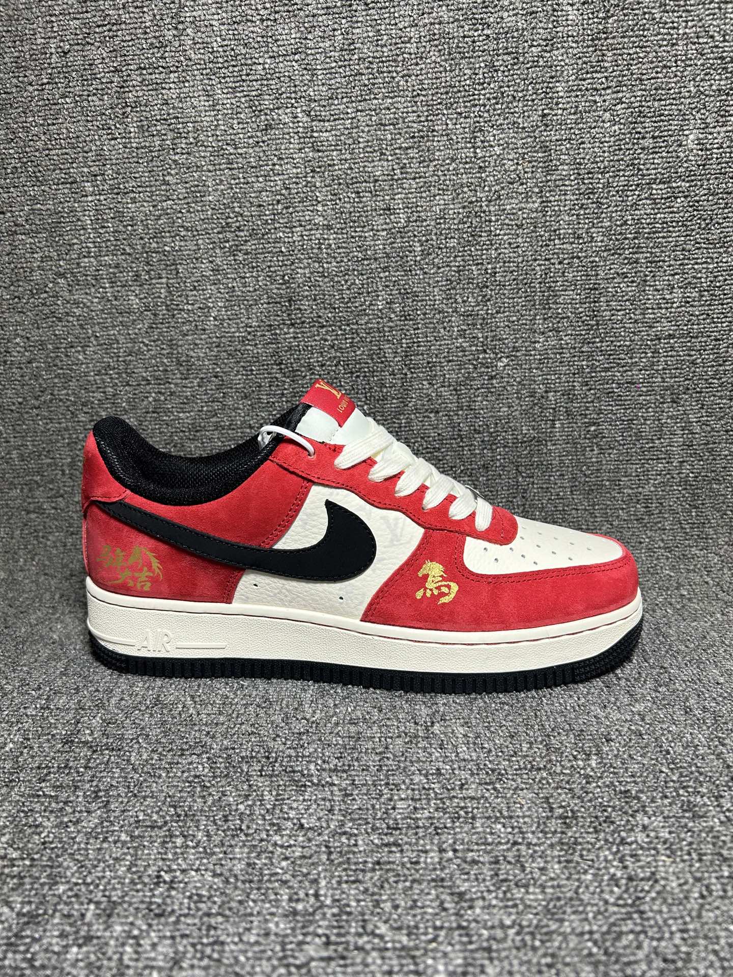 💰💰220
海外限量发售！公司级NIke Air Force 1 '07 Low “马年限定联名"马年吉祥“——大红黑”空军一号 低帮 运动鞋 休闲鞋 折边针车 工艺难度大 原楦头原纸板 原装鞋盒 定制五金配件 内置全掌气垫 原厂鞋底 货号：FF9989-005 Size：36 36.5 37.5 38 38.5 39 40 40.5 41 42 42.5 43 44 44.5 45
