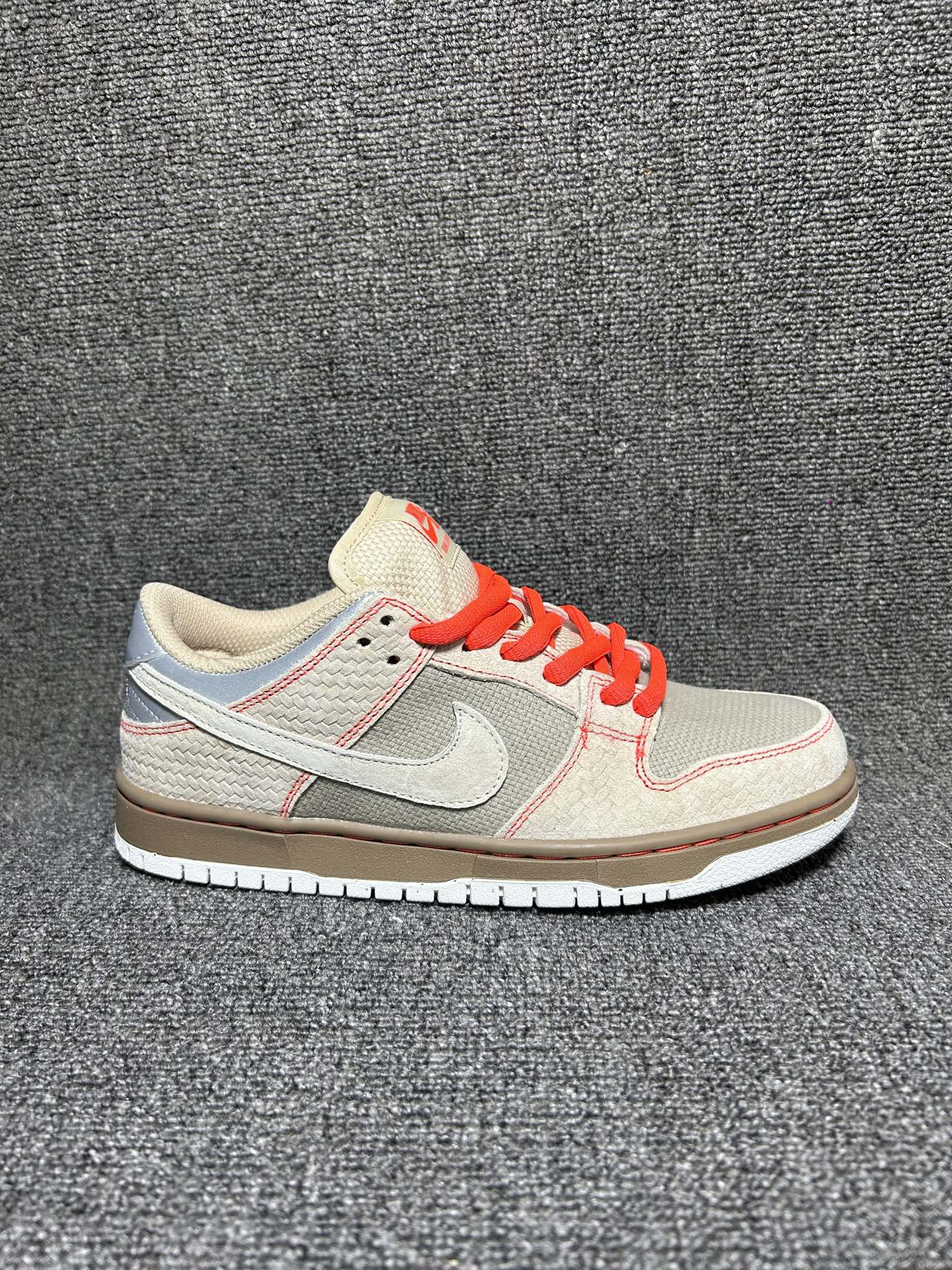💰💰130
NIKE DUNK LOW 扣篮系列 耐克 复古低帮休闲运动滑板板鞋
货号:IB6206-701尺码:36 36.5 37.5 38 38.5 39 40 40.5 41 42 42.5 43 44 45 46