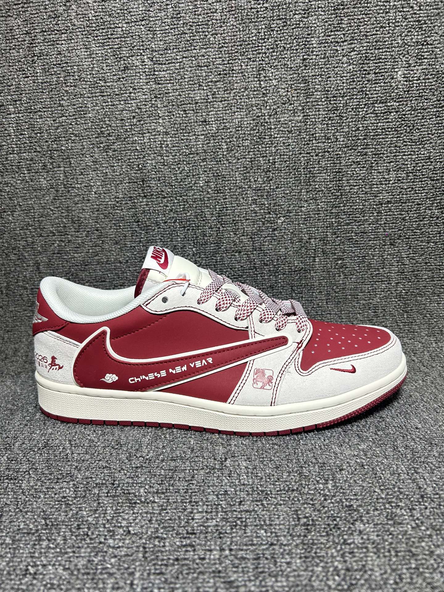 💰💰240
酒红纳福岁序更新 AIR JORDAN 1 采用酒红与米白拼接设计，鞋身“CHINESE NEW YEAR”字样与马纹刺绣点明新年主题，多层鞋带系统增添造型感。柔软内衬搭配Air Sole气垫，舒适脚感满足日常出行，复古配色适配冬季穿搭，为新年注入祥瑞氛围。
货号：JP2046-160
Size：36 36.5 37.5 38 38.5 39 40 40.5 41 42 42.5 43 44 44.5 45