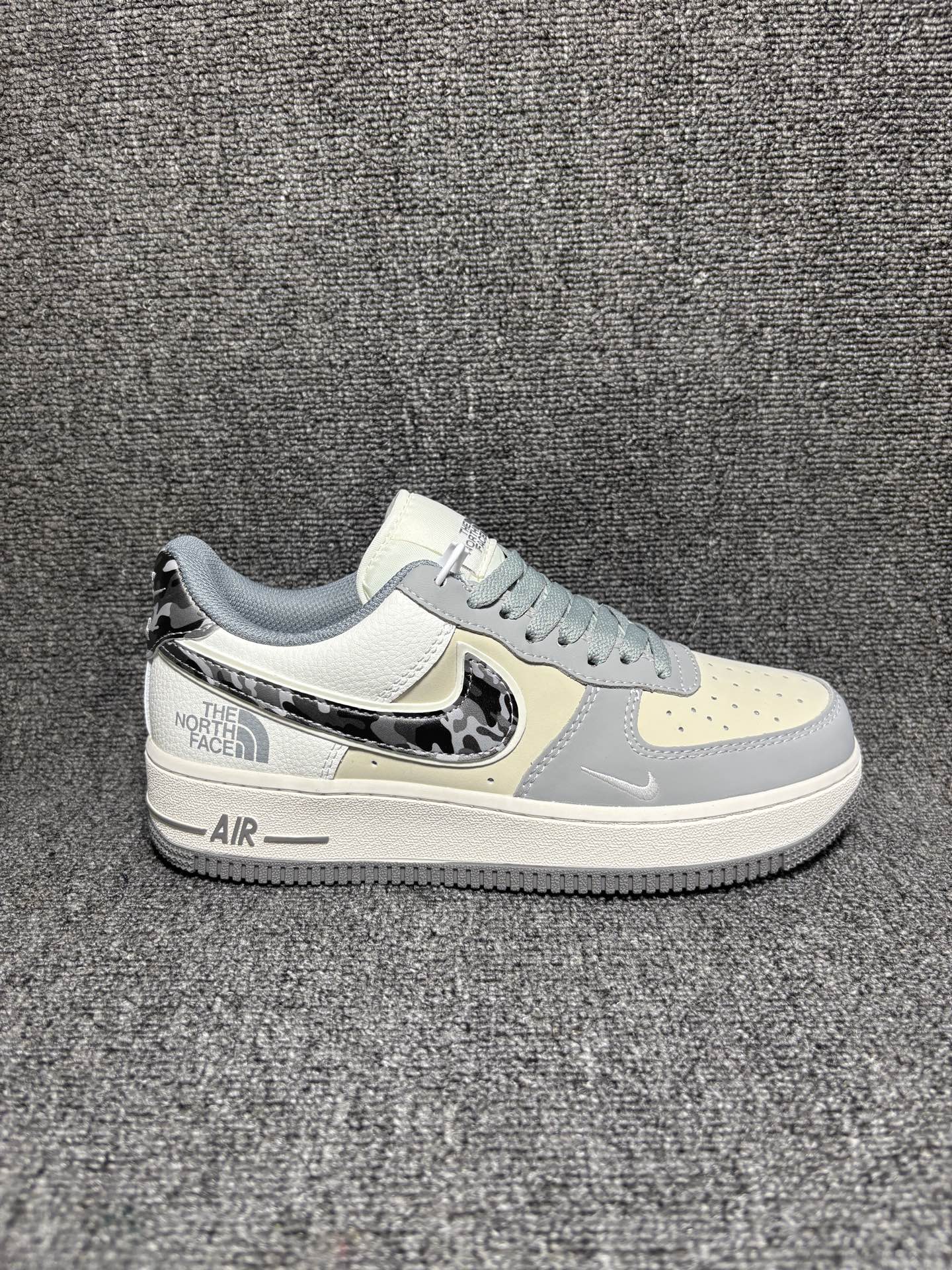 潮酷机能 氛围感拉满 AIR FORCE 1 灰白北脸联名款,经典空军一号版型搭配灰白撞色设计,迷彩Swoosh与后跟THE NORTH FACE标识注入户外机能风,鞋头米白荔枝纹皮革细腻耐穿,双勾设计强化品牌辨识度,橡胶大底防滑耐磨,低帮版型不挑腿型,搭配工装裤、束脚裤都超有型,轻松适配日常通勤与街头穿搭. 货号:LF6688-006