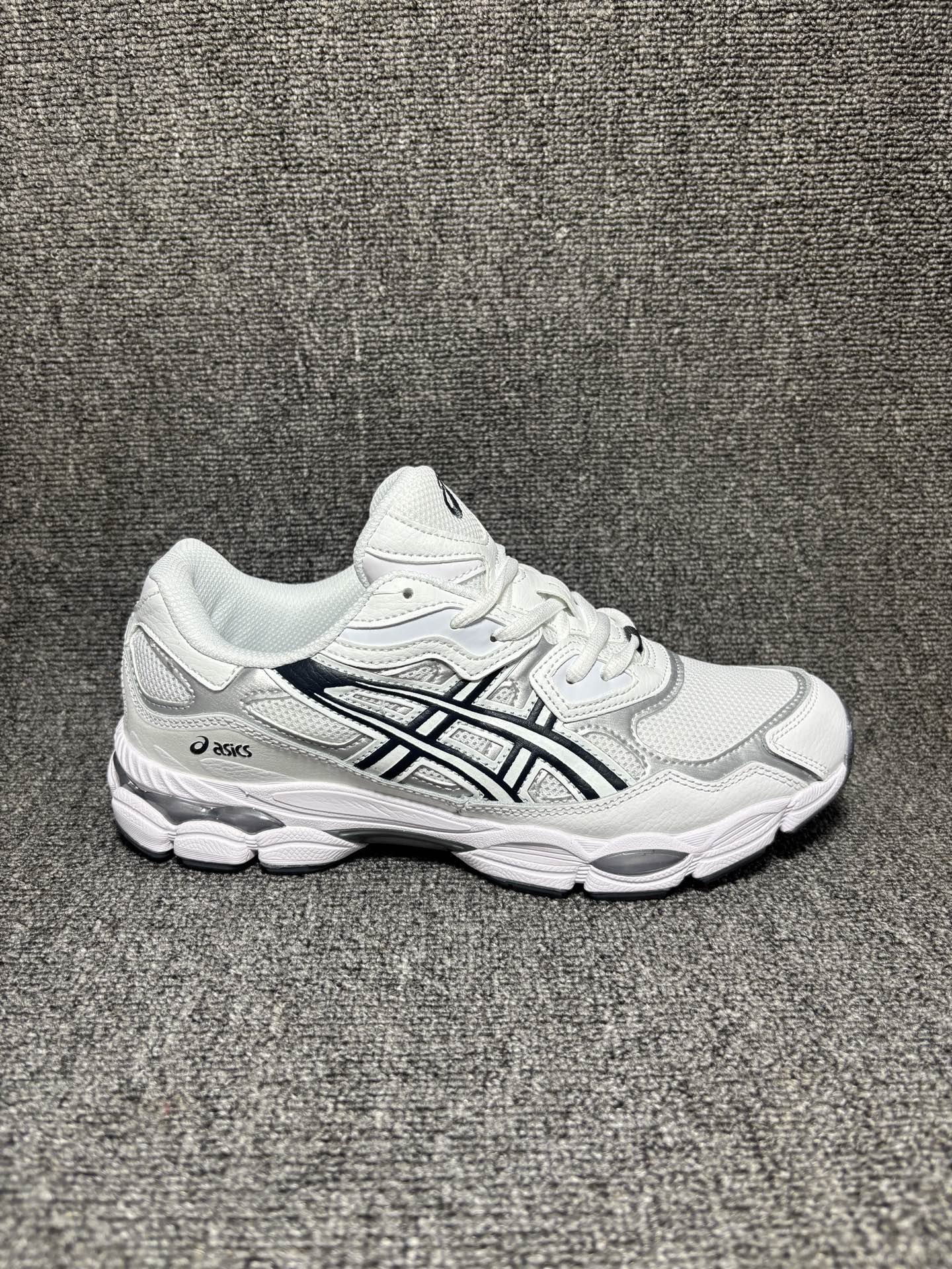 ASICS GEL-NYC 亚瑟士 透气网眼鞋面 配合部分合成革材质 采用全新AHAR+橡胶材质 更加耐磨 货号:1203A816-101 ID:JGD103-AJE