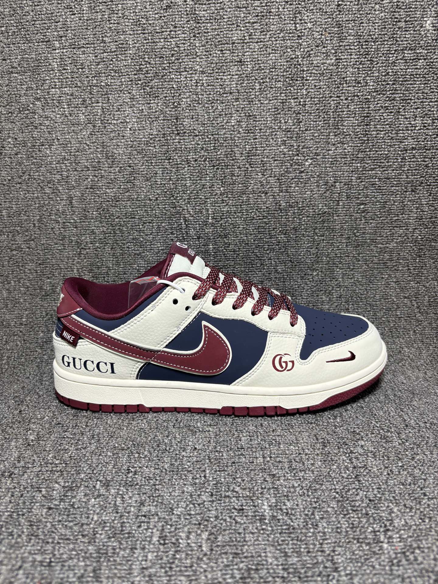 海外高端定制限量发售!Nike SB Dunk 古驰联名限定配色 复古米白藏青+酒红撞色 一眼沦陷的轻奢高级感💥 经典板鞋版型,上脚显瘦不挑腿型 软弹厚底,脚感舒适暴走无压力 低调双G刺绣+侧边GUCCI标识 细节拉满,小众不撞款 日常通勤|街头潮搭|穿搭炸场必备 潮人鞋柜必入的年度神仙颜值潮鞋 货号:DD1988-011