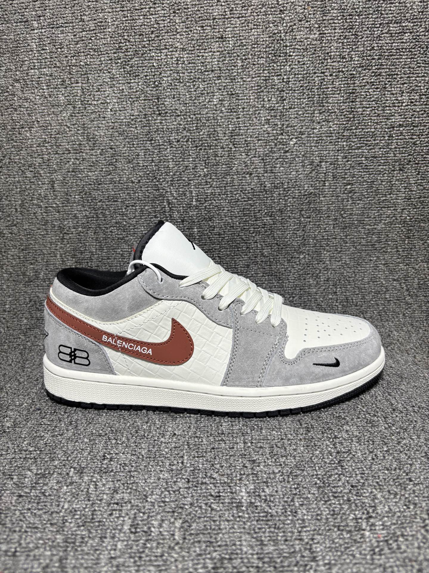 灰棕拼接 高级质感 AIR FORCE 1 低帮鞋型适配度拉满,白灰撞色鞋面搭配鳄鱼纹拼接,棕调Swoosh点缀Balenciaga标识,金属吊牌细节精致,荔枝纹与翻毛皮材质碰撞出高级质感,脚感柔软舒适,上脚自带轻奢氛围,日常穿搭轻松出彩. 货号:QL1988-009