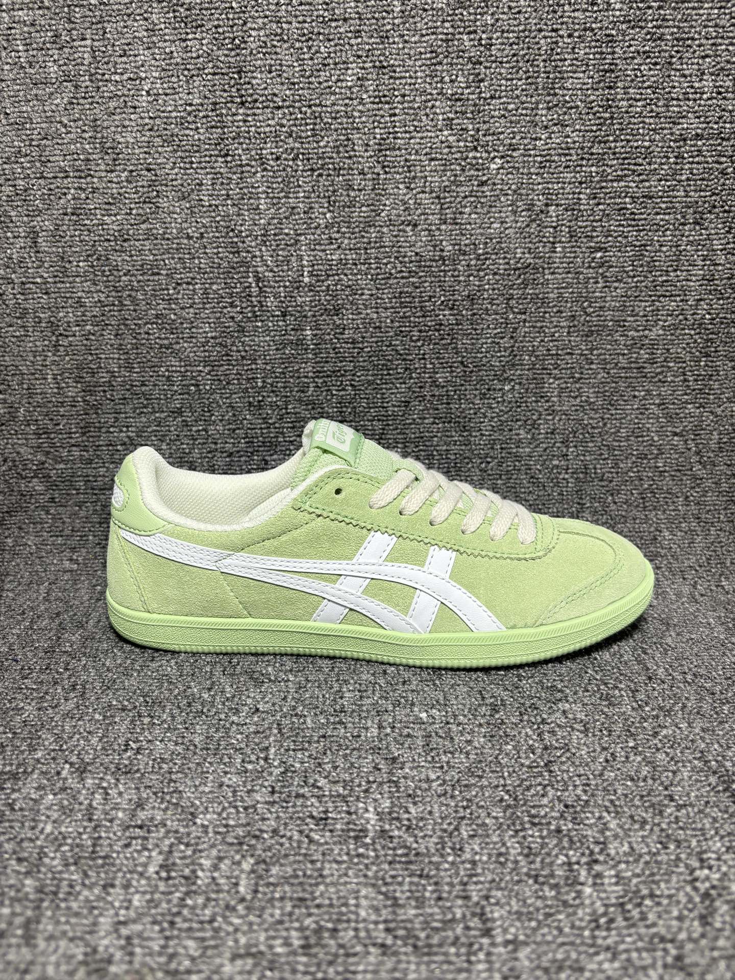 亚瑟士 Onitsuka Tiger Tokuten 复古低帮休闲跑鞋 实拍首发 TOKUTEN的灵感来源于80年代的室内用鞋 T-TOE前足补强设计 室内鞋的橡胶大底元素 复古经典 是TIGER拥趸追捧款 鞋跟 鞋舌处印有鬼塚虎特有的品牌logo标志 提升品牌的认知度 柔软内里材质 穿着更加舒适 改良后的鞋底设计 更具防滑性 官方货号:1183C254-303