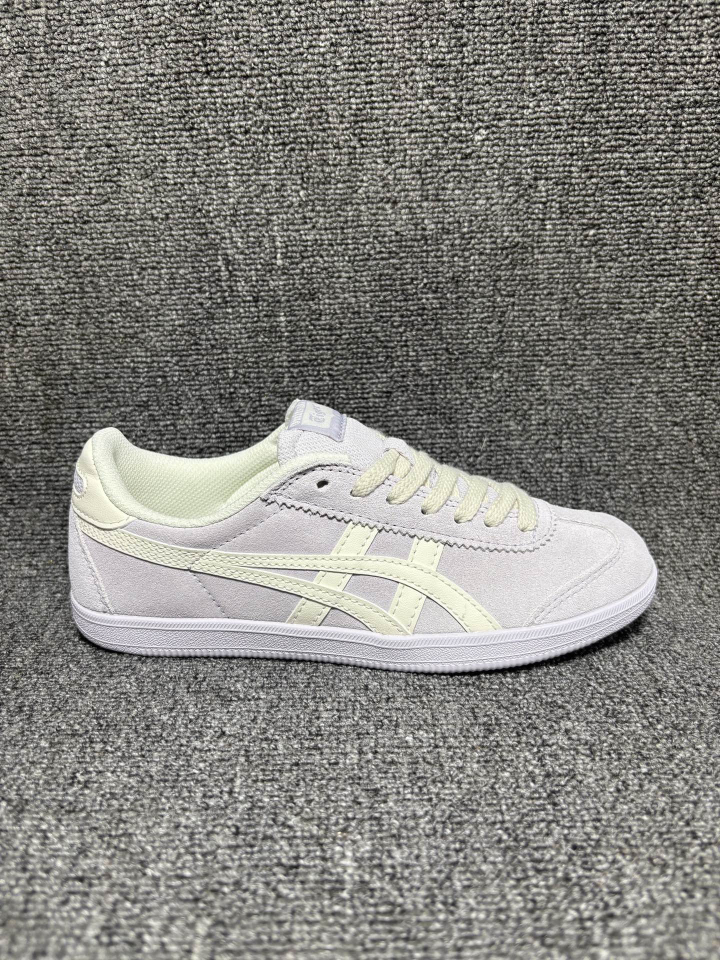 亚瑟士 Onitsuka Tiger Tokuten 复古低帮休闲跑鞋 实拍首发 TOKUTEN的灵感来源于80年代的室内用鞋 T-TOE前足补强设计 室内鞋的橡胶大底元素 复古经典 是TIGER拥趸追捧款 鞋跟 鞋舌处印有鬼塚虎特有的品牌logo标志 提升品牌的认知度 柔软内里材质 穿着更加舒适 改良后的鞋底设计 更具防滑性 官方货号:1183C254-021