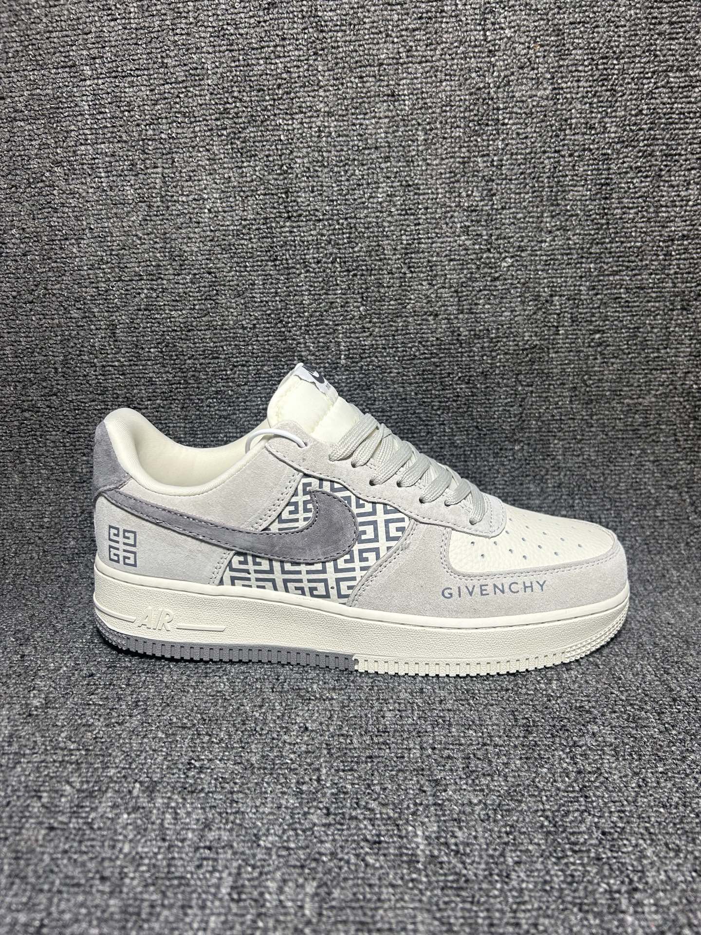 潮鞋界王炸登场AIR FORCE 1,纪梵希联名限定款,米白荔枝纹搭配灰色翻毛皮,质感直接拉满!侧面纪梵希回纹印花+品牌标识,双勾设计搭配金属挂饰,细节超有辨识度.经典空军一号低帮版型,上脚轻盈百搭,日常通勤、街头穿搭都能轻松驾驭,是鞋柜里的必入款. 货号:KL009